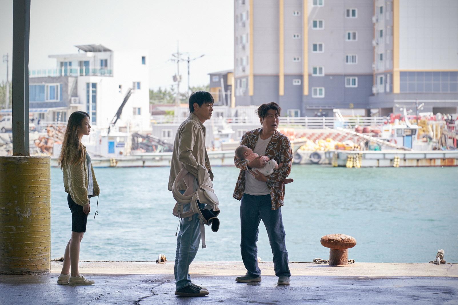 宋康昊(右起)、姜棟元、IU將帶著主演作品《嬰兒轉運站》和導演是枝裕和一起前進坎城。(車庫娛樂提供)