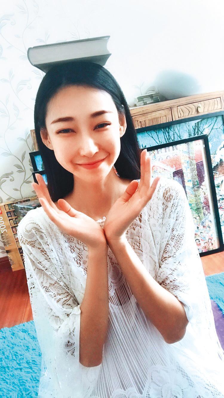 李榮浩與前女友陸瑤相識於男方未成名前,李榮浩出《模特》專輯,陸瑤動用資源宣傳還幫拍MV,但李榮浩後來情定楊丞琳。(翻攝自陸瑤微博)