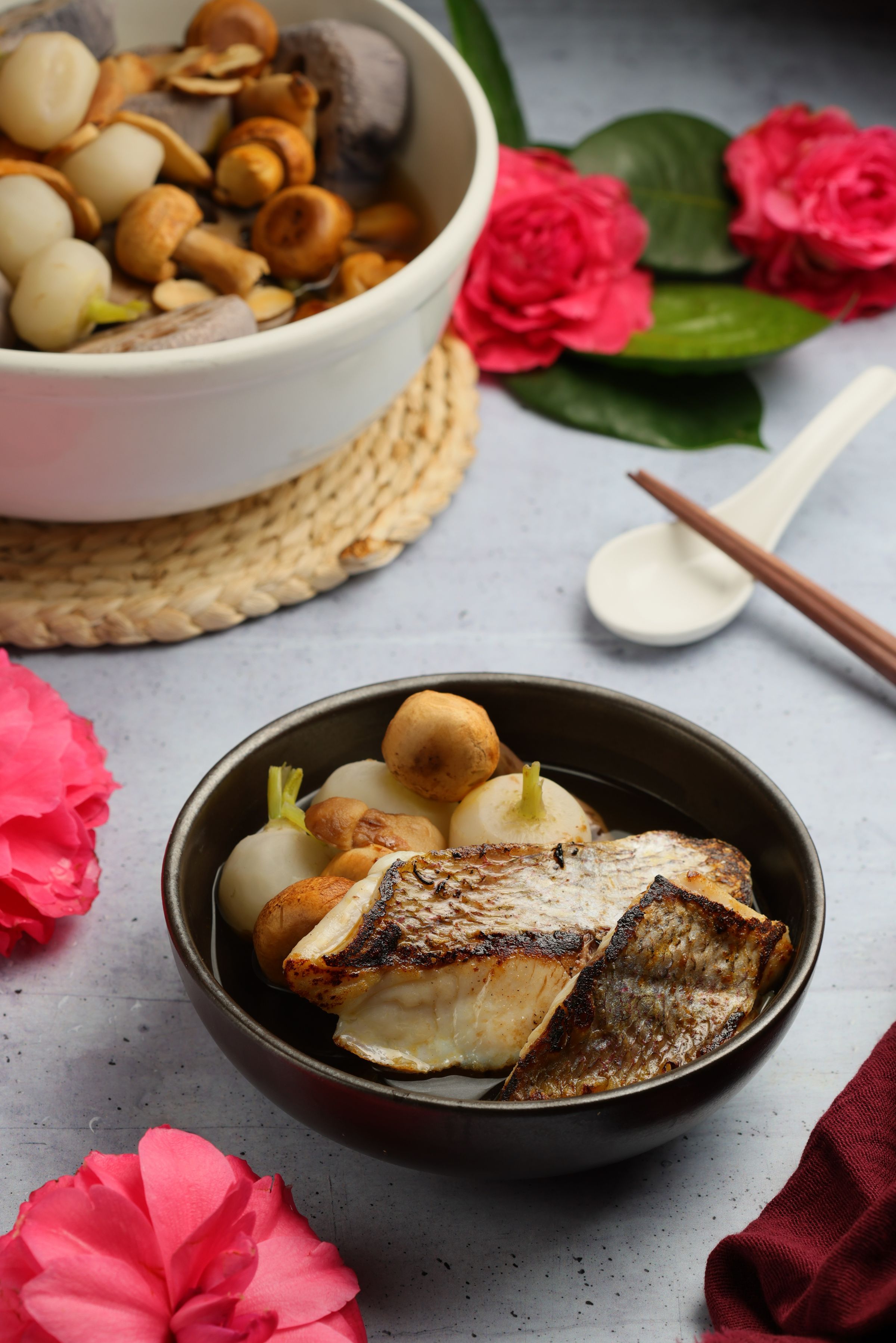 將食材裝碗，注入高湯，放上煎好的魚片，香氣立刻湧出。