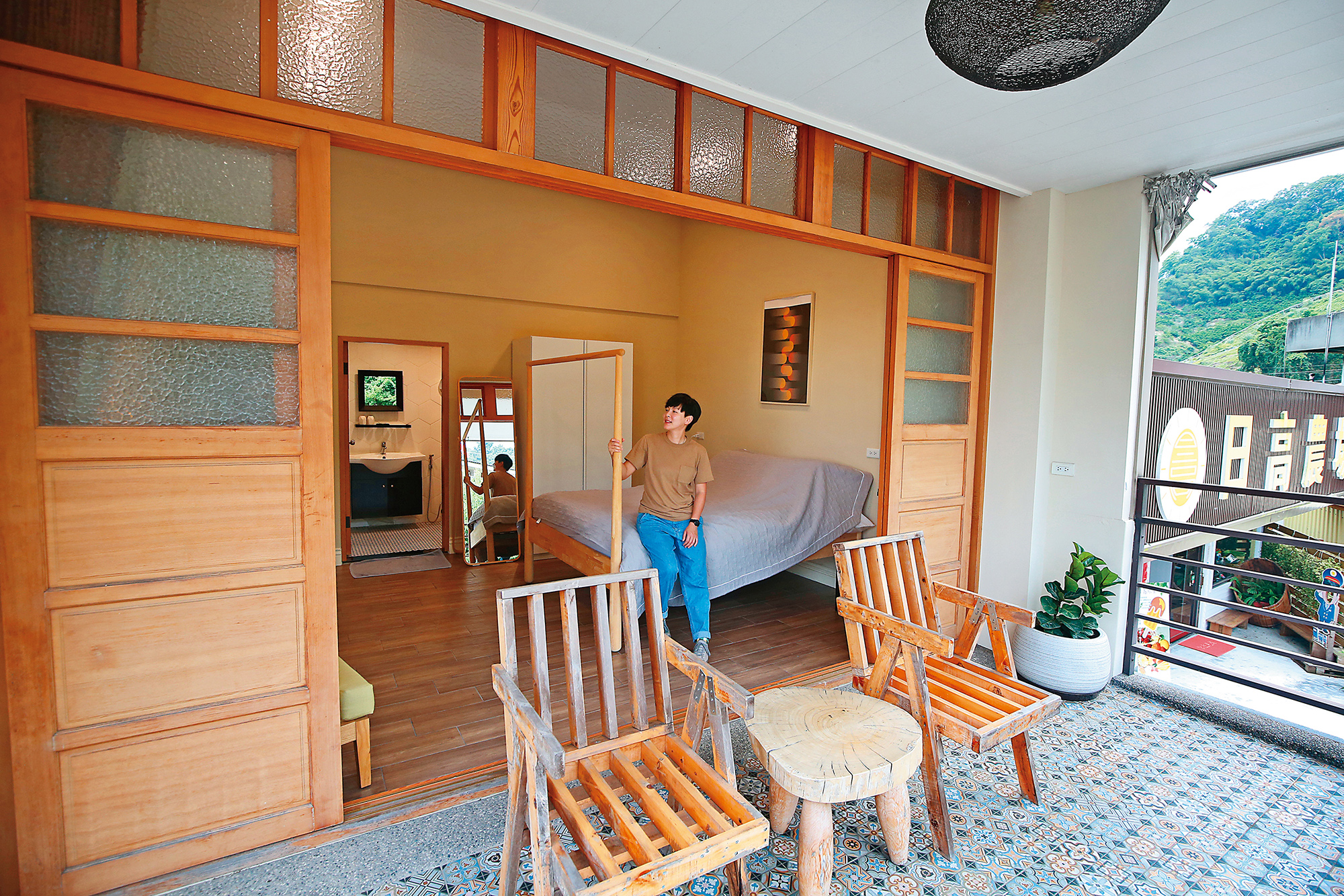 袁珮蓓特別請工匠重新修復的老屋舊木門，成為「寧居」最大的空間特色之一。