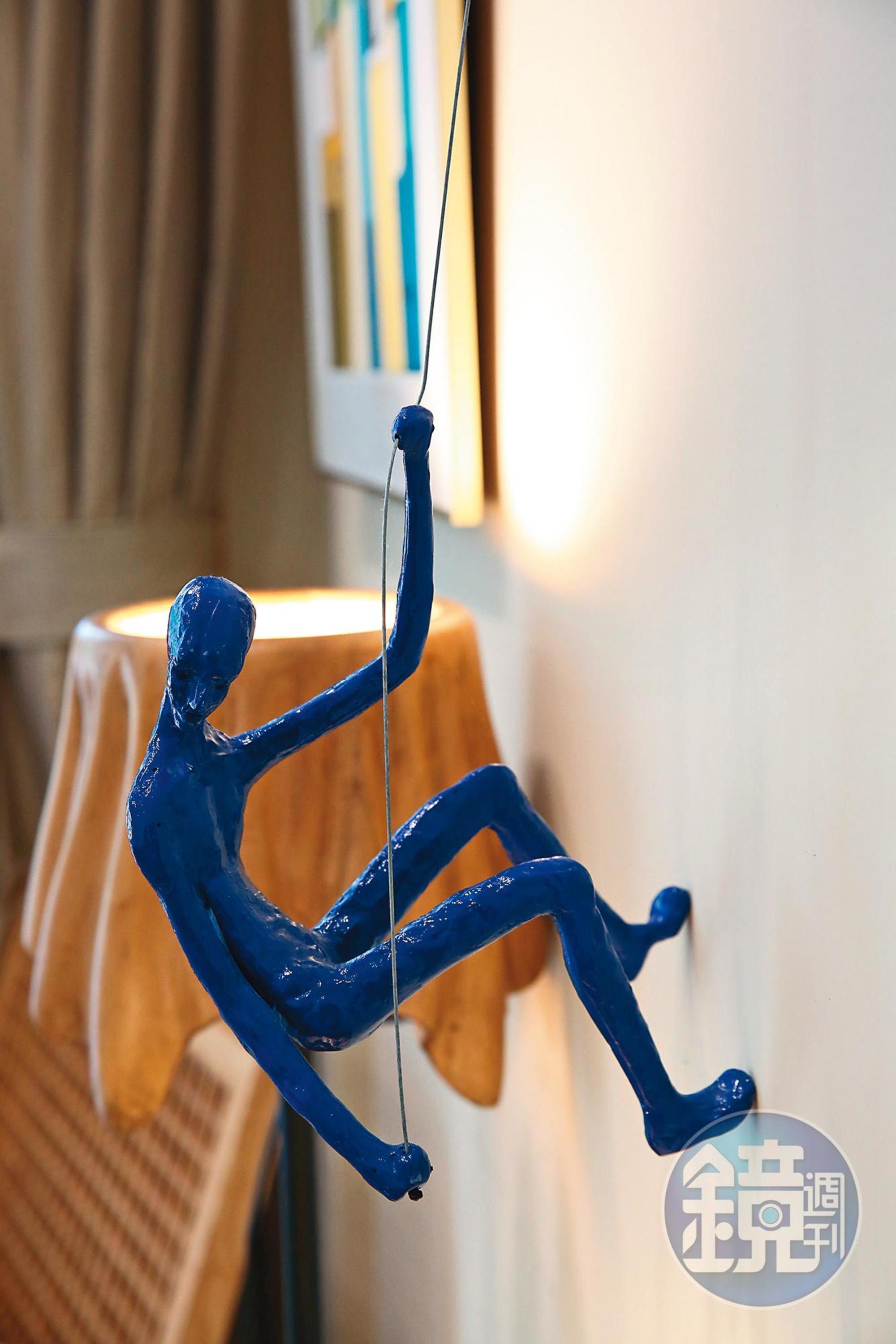 客房裡展示許多袁珮蓓蒐藏的各種藝術品。