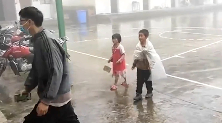 雲南一對小兄妹為了做免費核酸,徒步20公里到學校。(翻攝自《搜狐千里眼》)