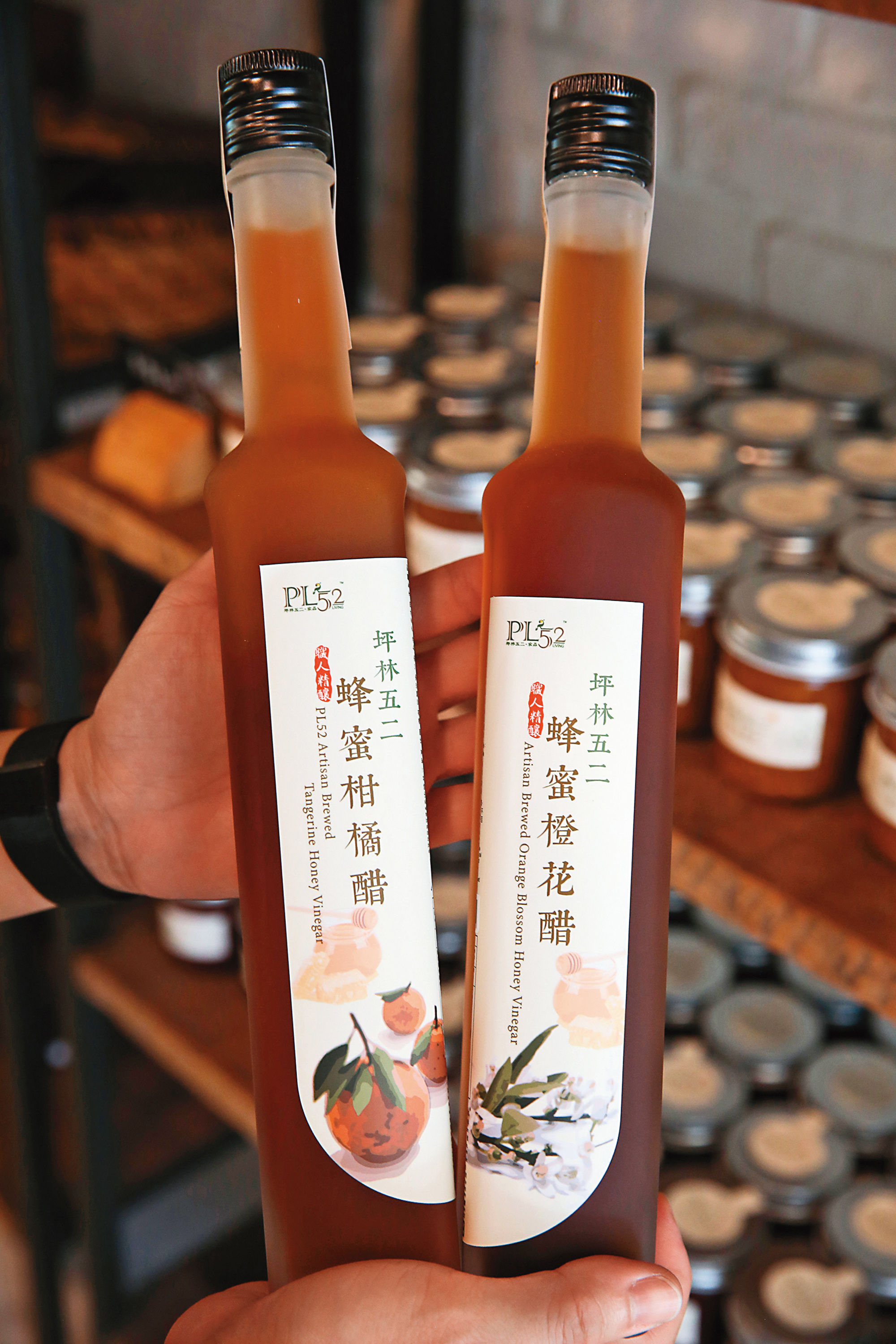 新推出的「蜂蜜柑橘醋」（左，600元／瓶）與「蜂蜜橙花醋」（右，1,400元／瓶）很受歡迎。