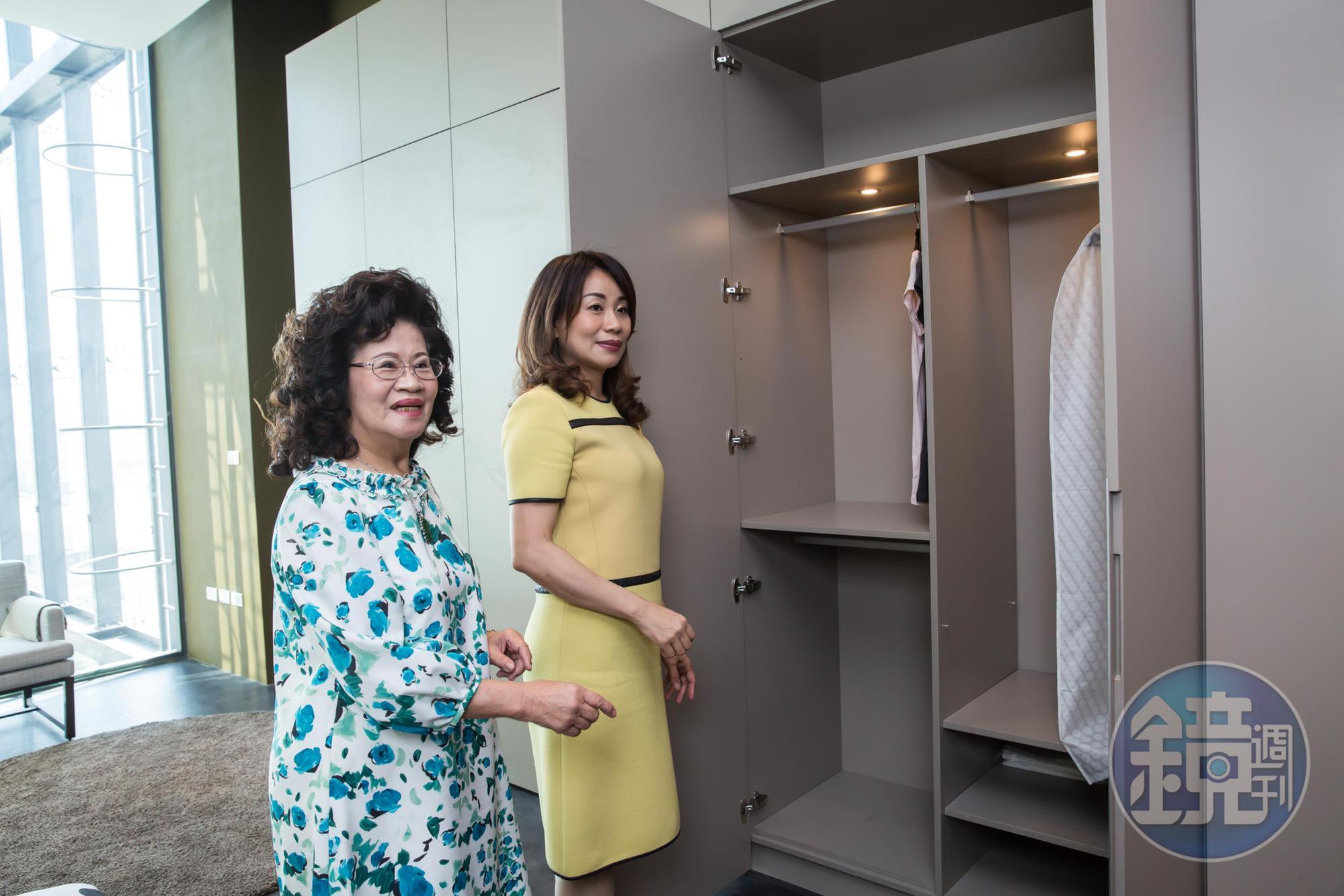 楊素真(左)至今仍是女兒張怡嘉(右)的司機,也提醒女兒張怡嘉(右)不要再打價格戰,促使大雅廚具跨入系統櫃等全室裝修領域。