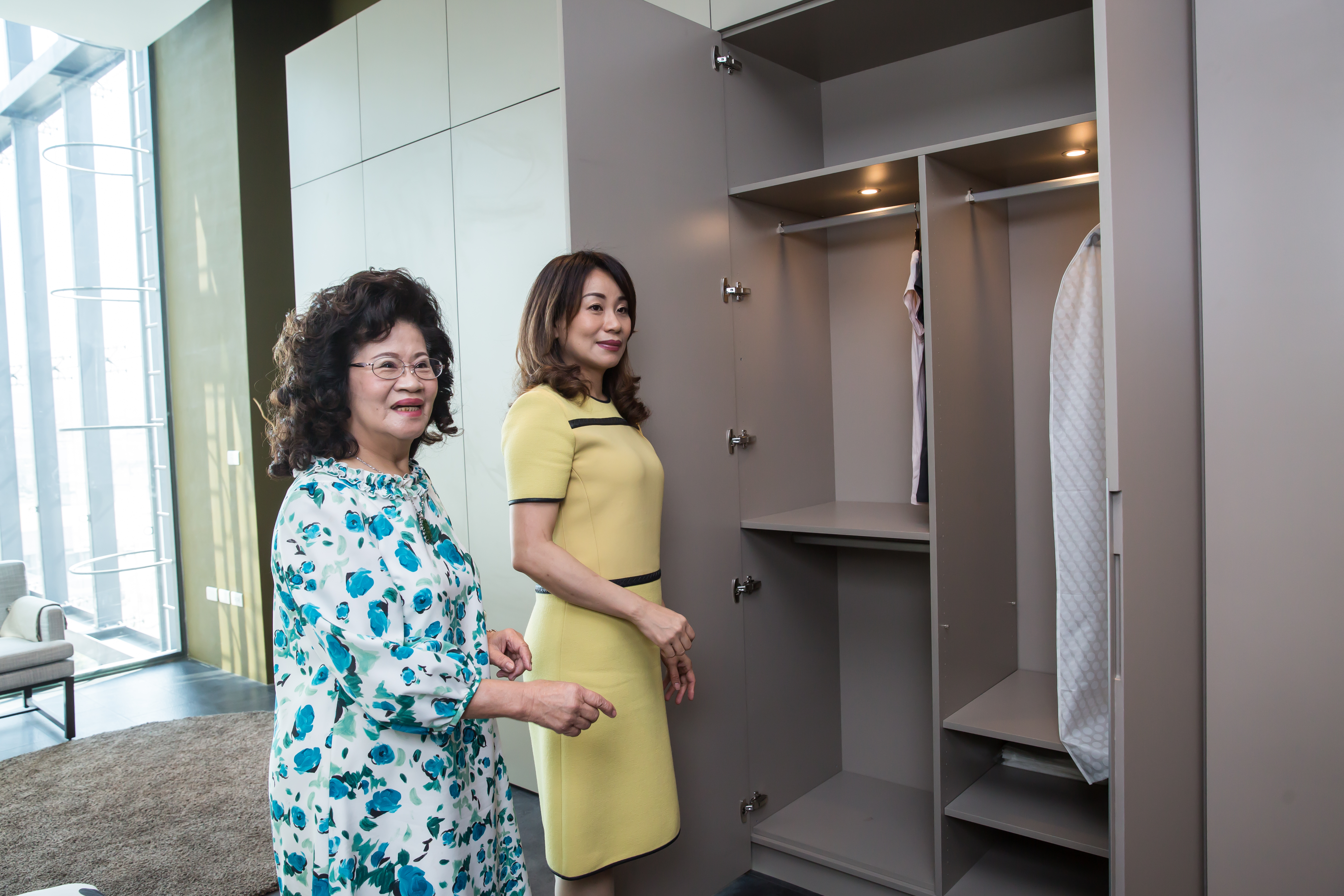 楊素真（左）至今仍是女兒張怡嘉（右）的司機，也提醒女兒張怡嘉（右）不要再打價格戰，促使大雅廚具跨入系統櫃等全室裝修領域。