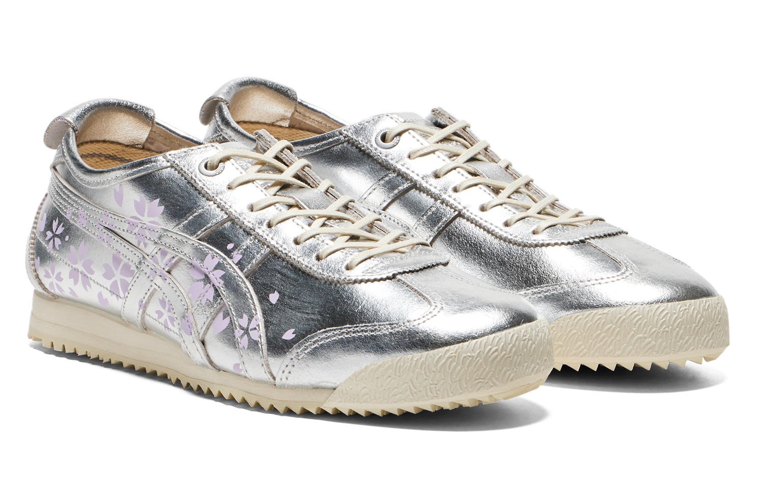 銀色鞋面SAKURA SERIES。NT$5,380(Onitsuka Tiger提供)