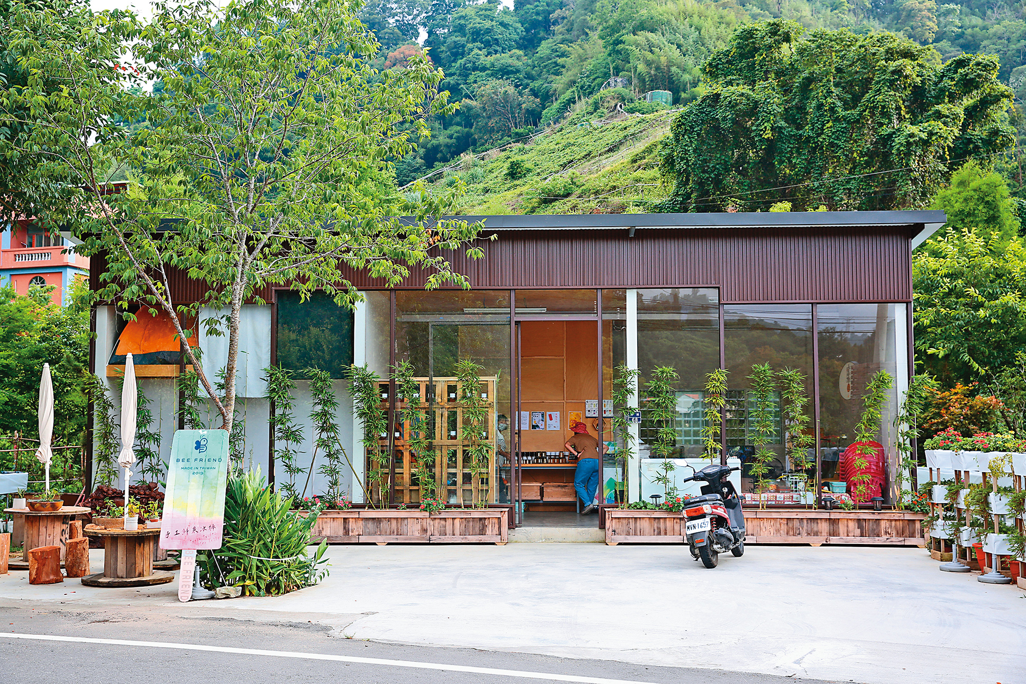 「極機蜜」是專賣蜂蜜製品的小農店家。