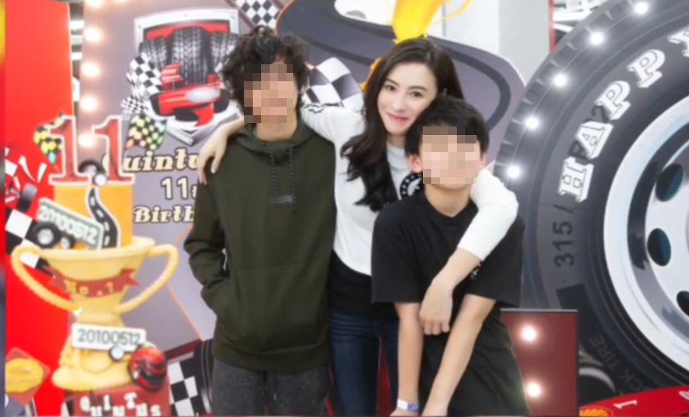 幾天前張栢芝就公開了母子3人的近照,Lucas一頭鬈毛扮酷,Quintus的笑容和張栢芝如出一幟。(網路圖片)