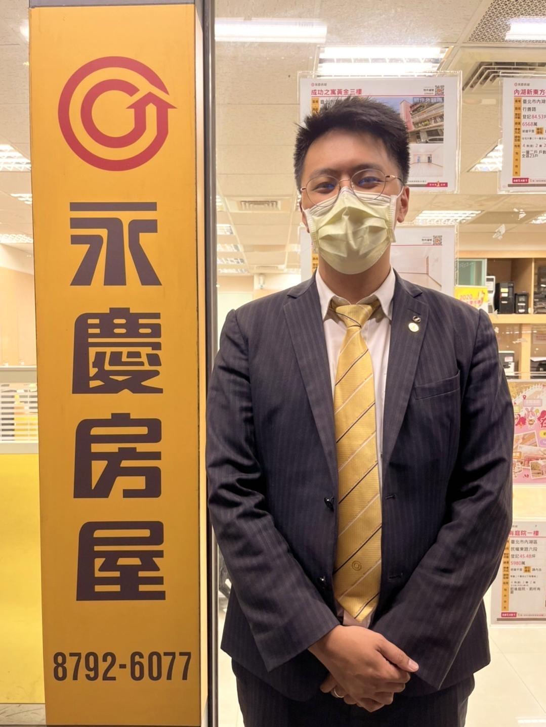 永慶房屋羅傑經紀人建議消費者多方比較房仲業者提供的成交行情資訊，並注意資訊是否有缺漏、或是選擇性呈現的跡象。