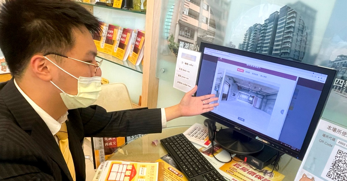 永慶房屋羅傑經紀人為屋主分析周遭房市行情精準估價、提供完整行情，也間接破除了黑心仲介坑騙屋主的手法！