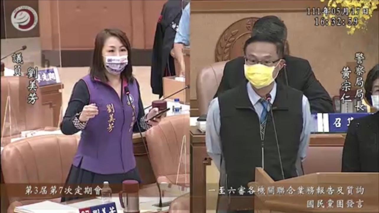 新北市議員劉美芳質詢新北市警察局長黃宗仁,憂心警方大量拖吊醫院外機車,恐讓快篩陽或確診者搭乘大眾運輸系統,會有疫情破口。(劉美芳服務處提供)