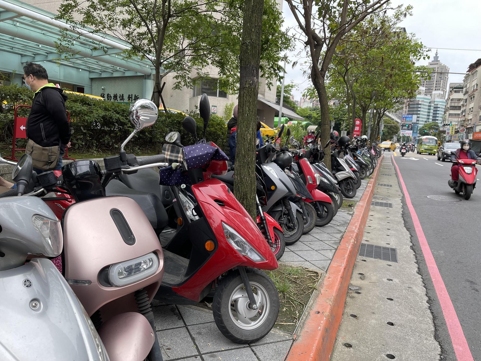 劉美芳接獲陳情,指新北醫院外的機車被警方大規模拖吊。(劉美芳服務處提供)