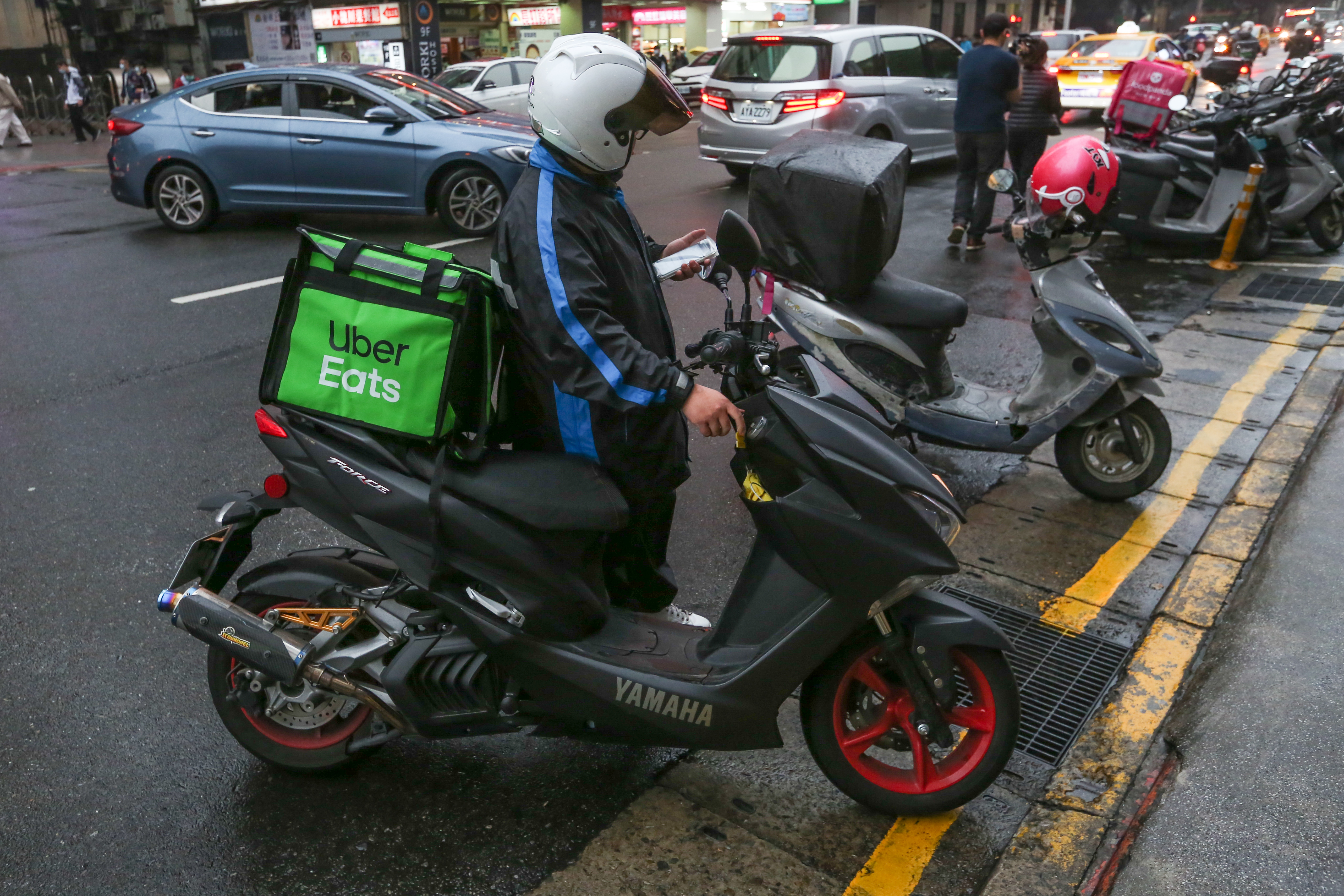 Uber宣布提供駕駛、外送員經濟援助,確診最高領5000元。(示意圖,本刊資料照)