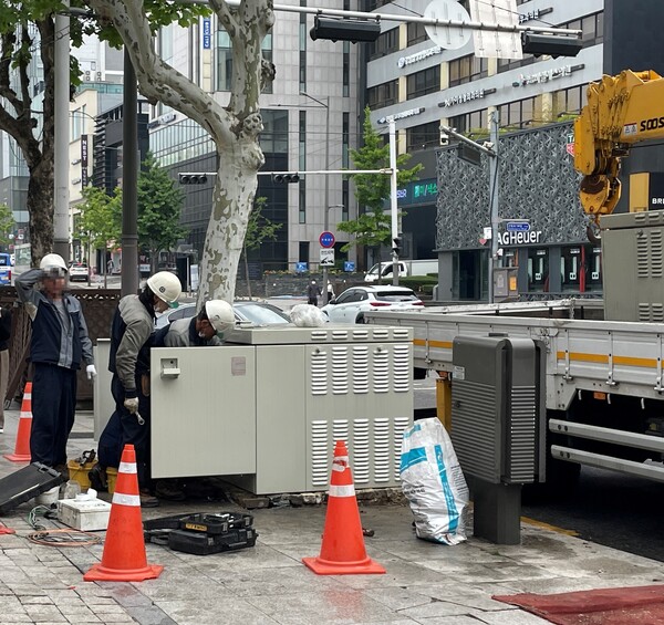 金賽綸因撞上路邊變壓器,造成周遭電力受到影響與交通癱瘓。(翻攝自kstarnews)