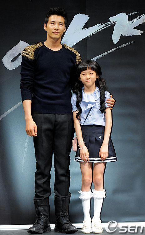 金賽綸（右）因演出元斌主演的電影《大叔》被譽為是天才童星。（翻攝自OSEN）
