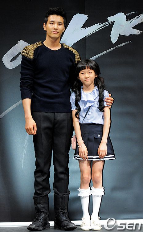 金賽綸(右)因演出元斌主演的電影《大叔》被譽為是天才童星。(翻攝自OSEN)