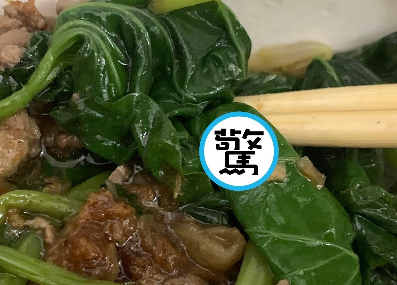 網友買了一份青菜炒肉,結果用筷子翻開青菜葉子一看,竟發現黏著21顆蟲卵。(翻攝自爆廢公社公開版臉書)