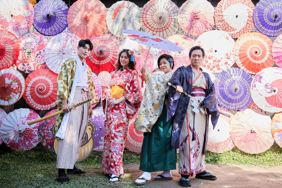 楊貴媚、檢場、任容萱、涂善存出外景體會「網美行程」。（東森提供）