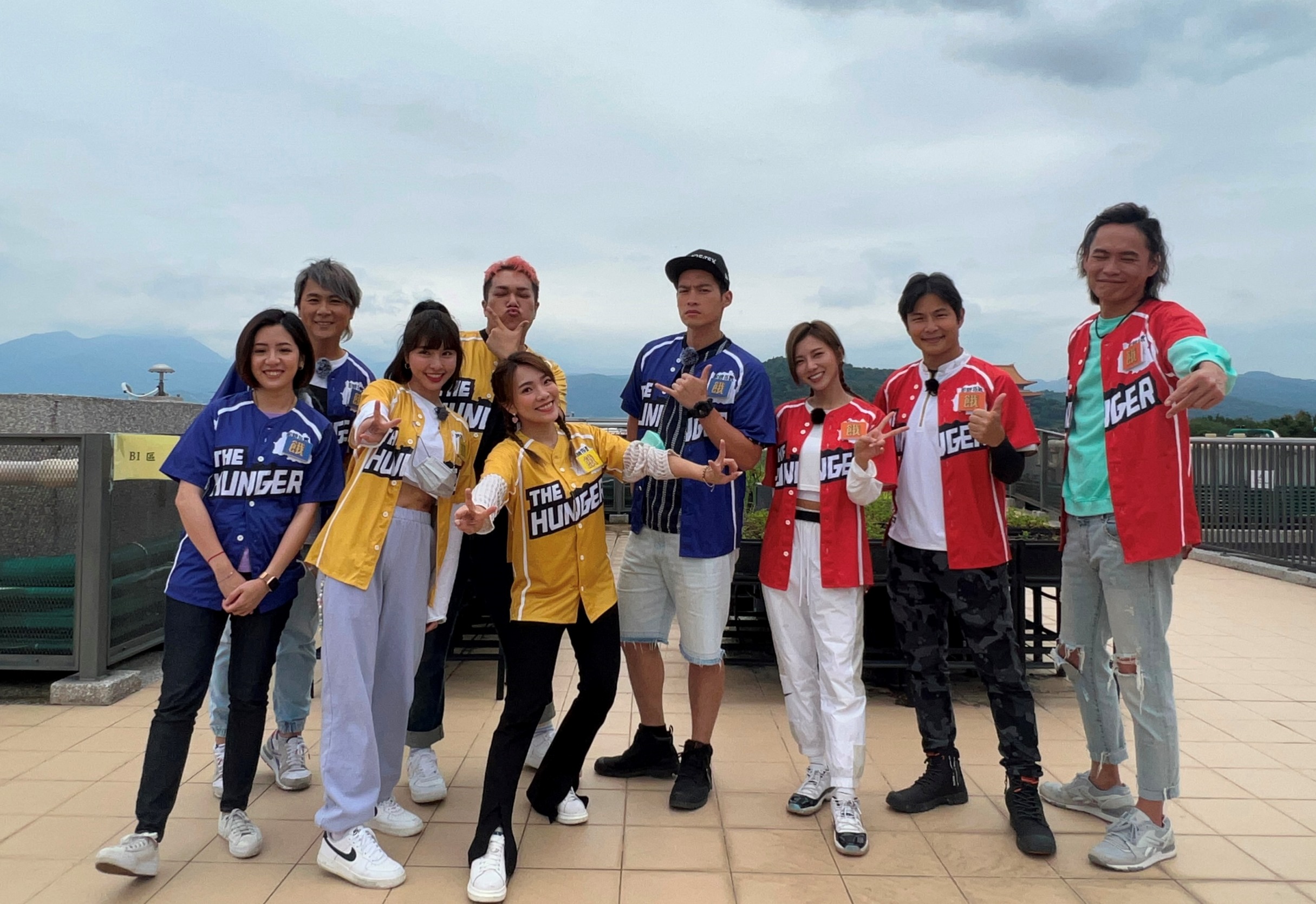 許孟哲（右四）錄製《飢餓遊戲》玩遊戲發生韌帶拉傷意外。（中視提供）