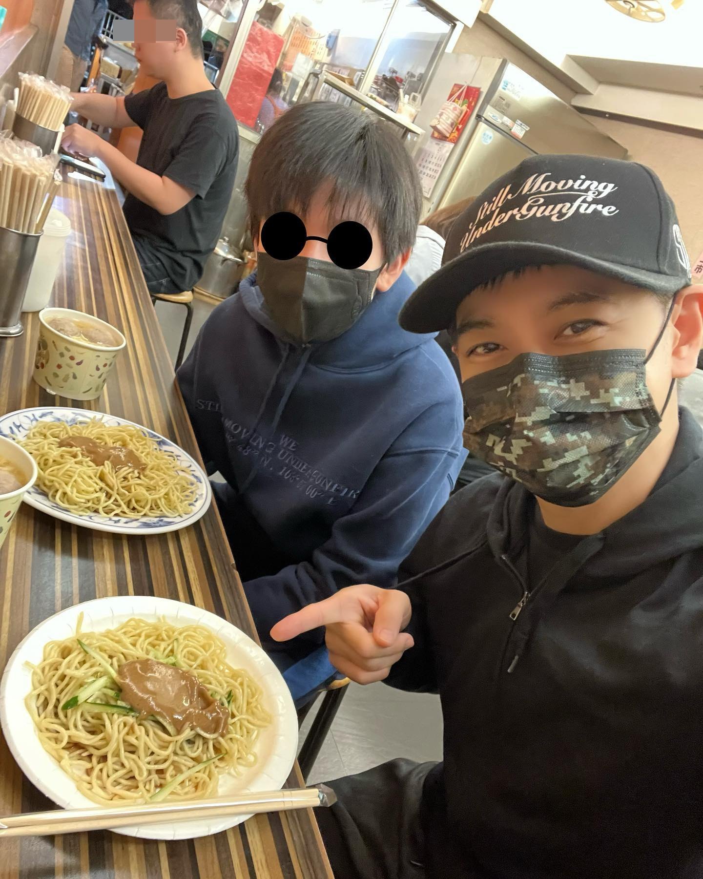 林志穎與Kimi享受吃涼麵的時光。(翻攝林志穎臉書)