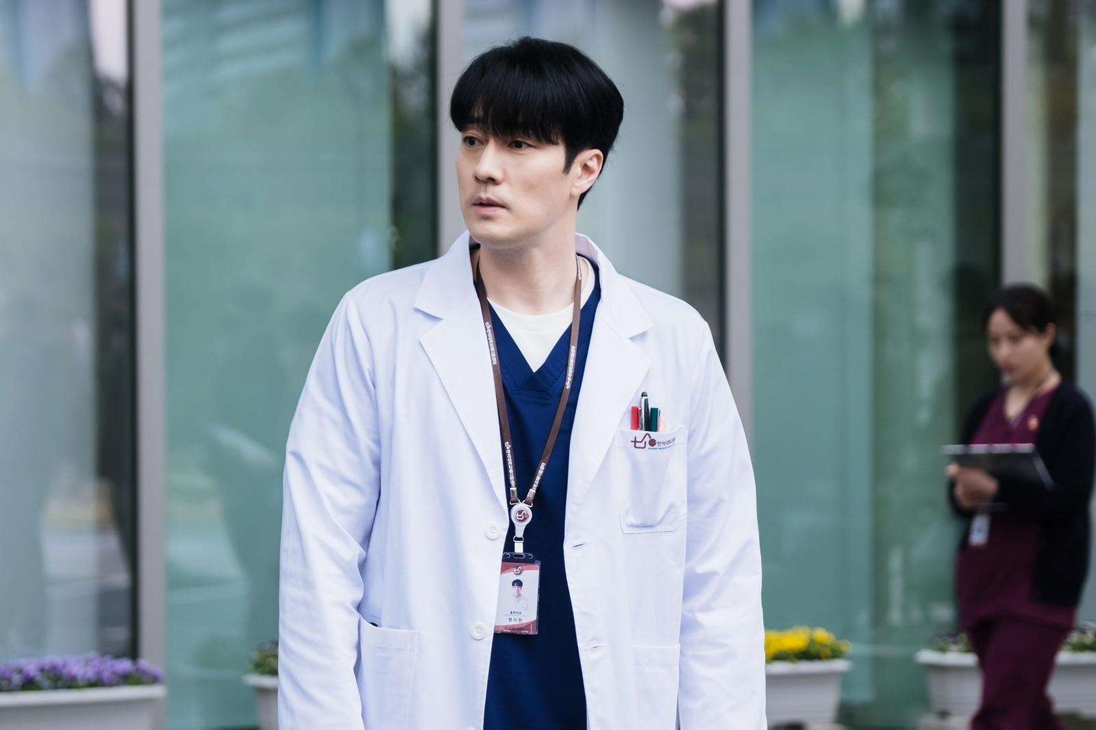 蘇志燮婚後首次推出電視劇新作《醫法刑事》(Dr.Lawyer),飾演一名遭撤執照的天才醫師。(翻攝自MBC)