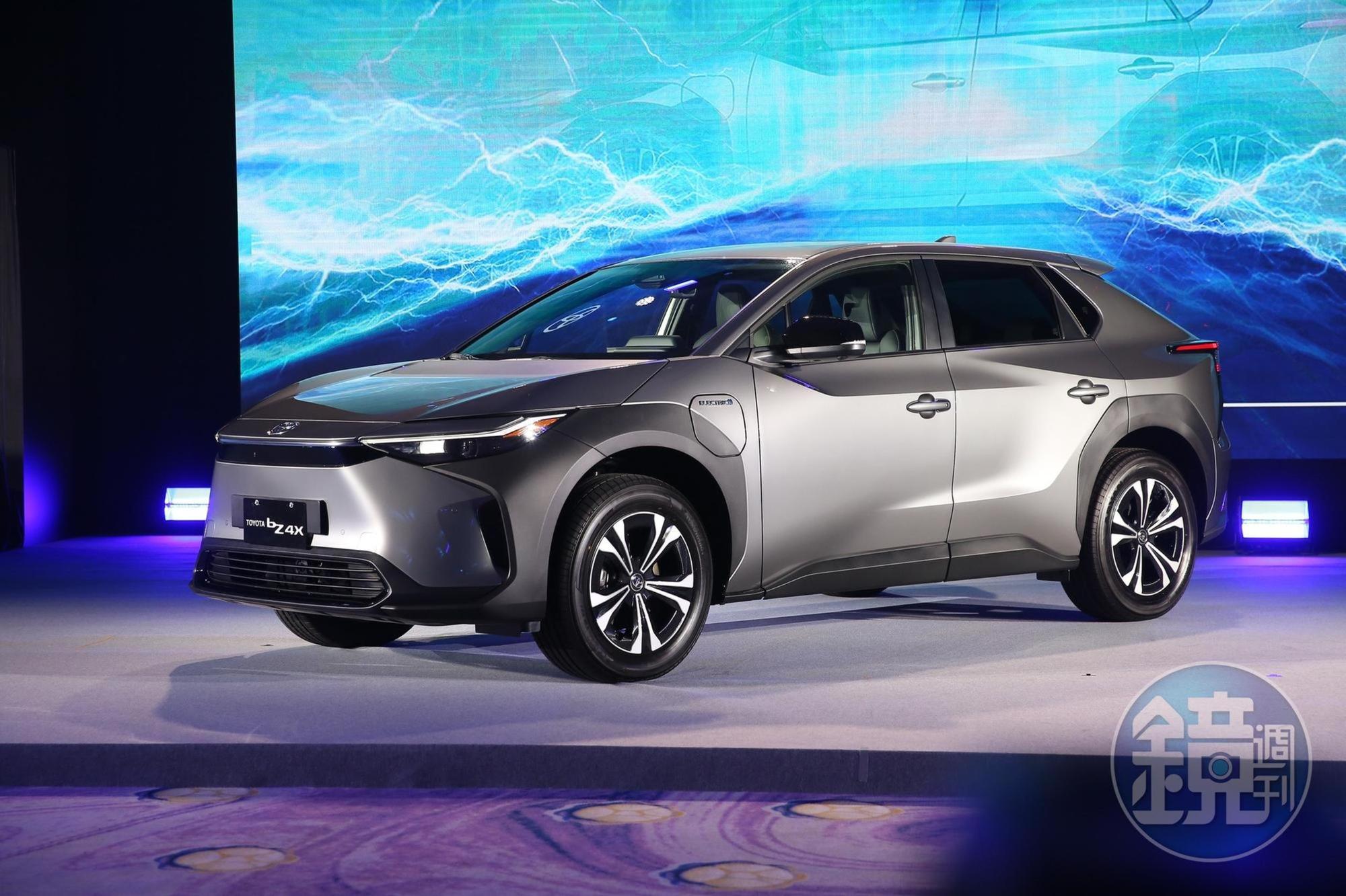 TOYOTA第一台純電休旅bZ4X今早開放下單，半小時內300台配額就已搶購一空。