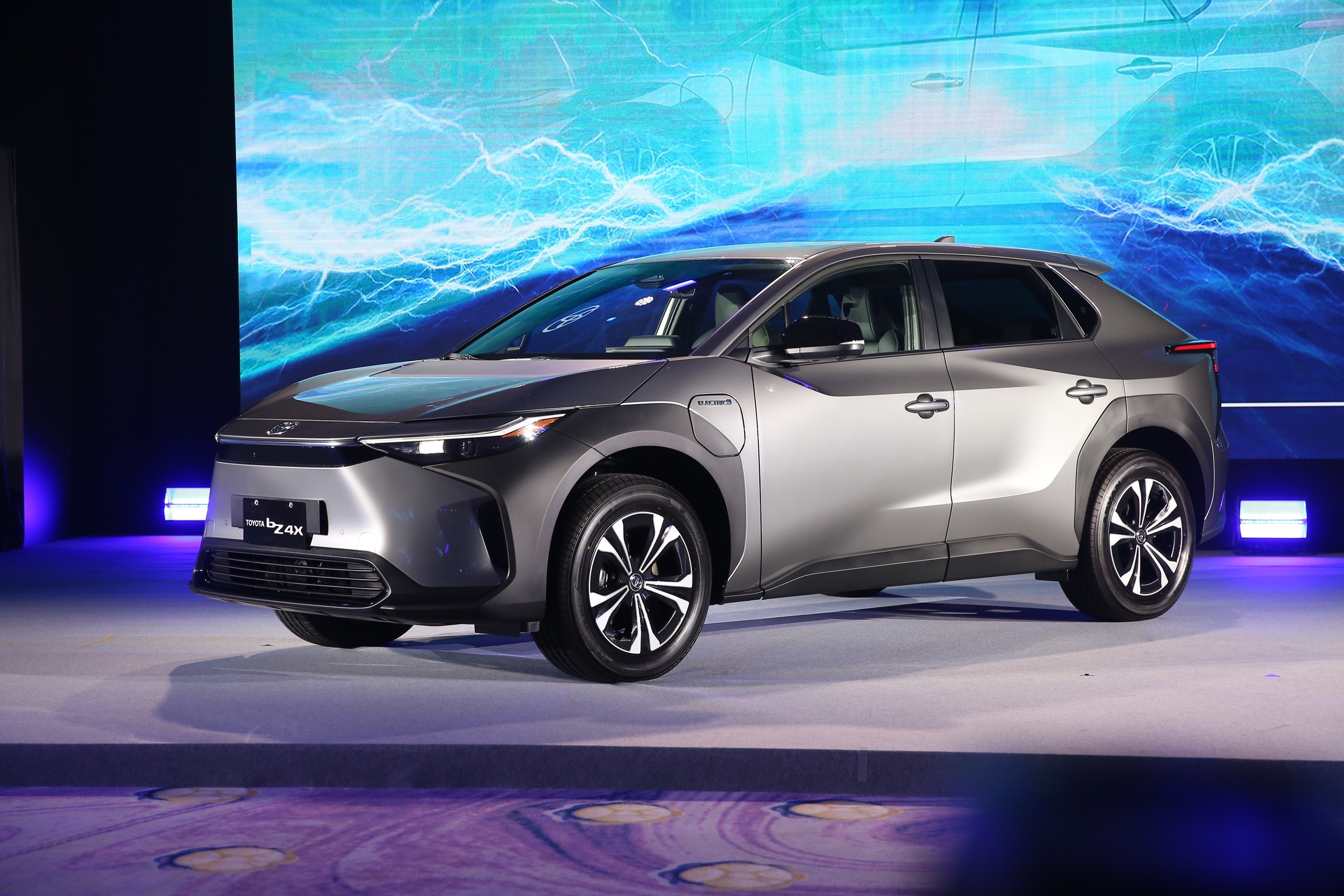 TOYOTA第一台純電休旅bZ4X今早開放下單，半小時內300台配額就已搶購一空。