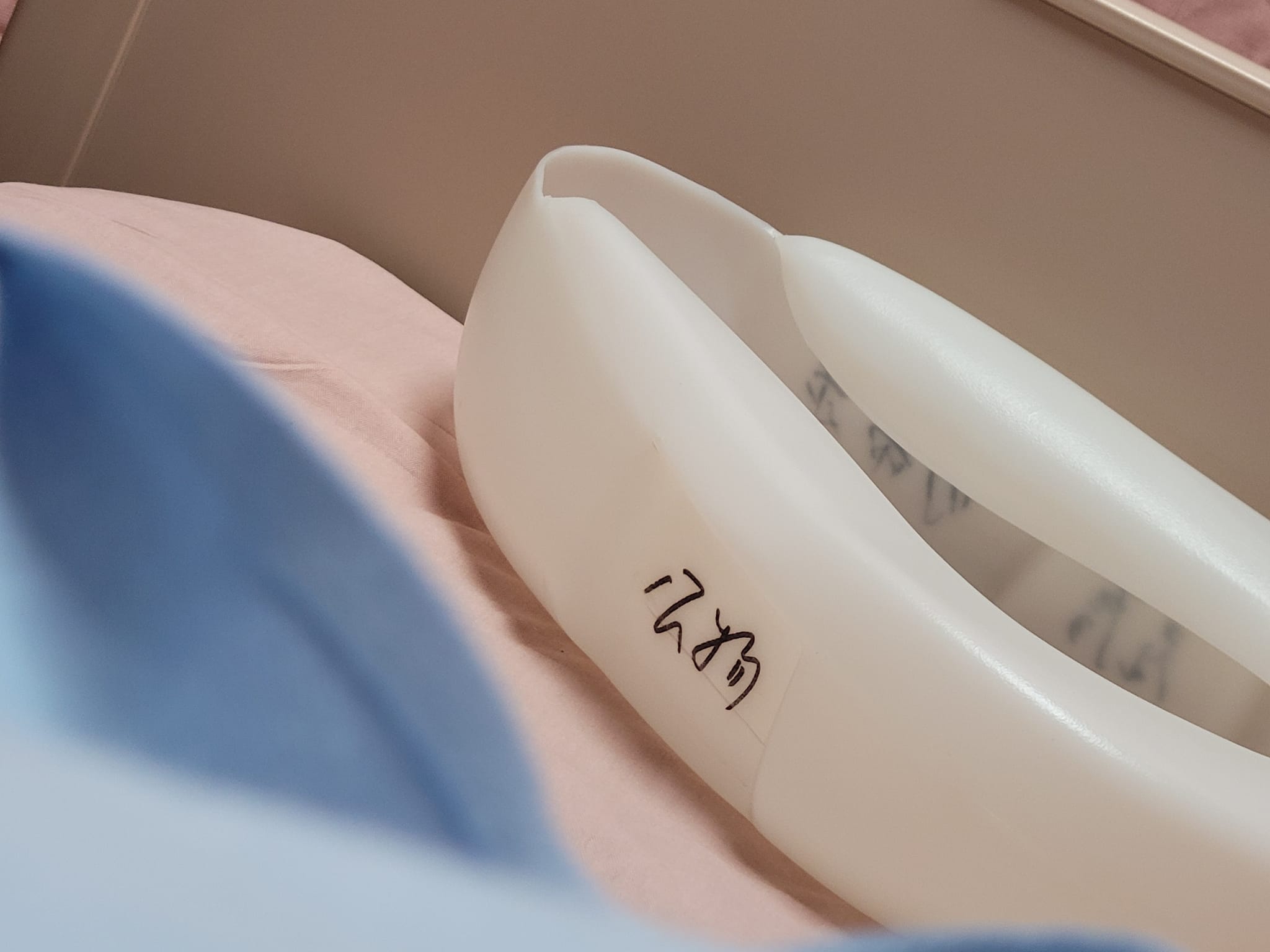 女網友發現醫院提供的便盆上竟寫了「公狗」，跟護理師反映後才發現是誤會一場。（翻攝自臉書社團爆怨公社）