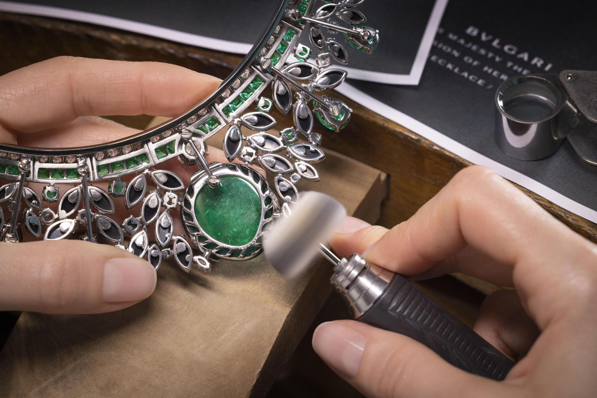 Jubilee Emerald Garden皇冠由大師級工匠率領五人團隊，耗費超過1500個小時所打造。（BVLGARI提供）