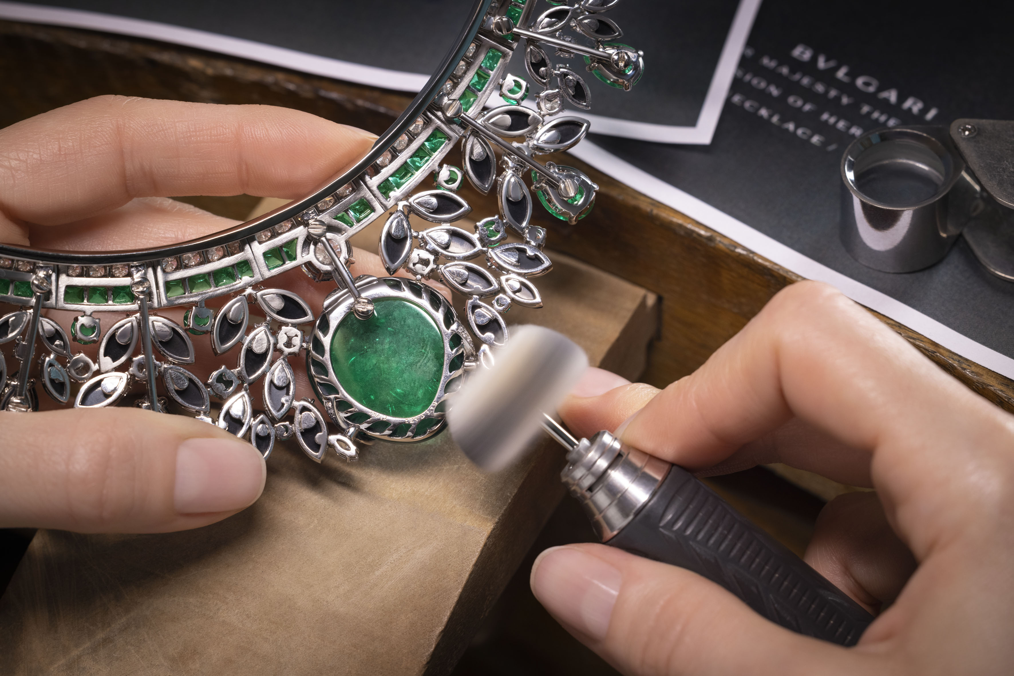 Jubilee Emerald Garden皇冠由大師級工匠率領五人團隊，耗費超過1500個小時所打造。（BVLGARI提供）