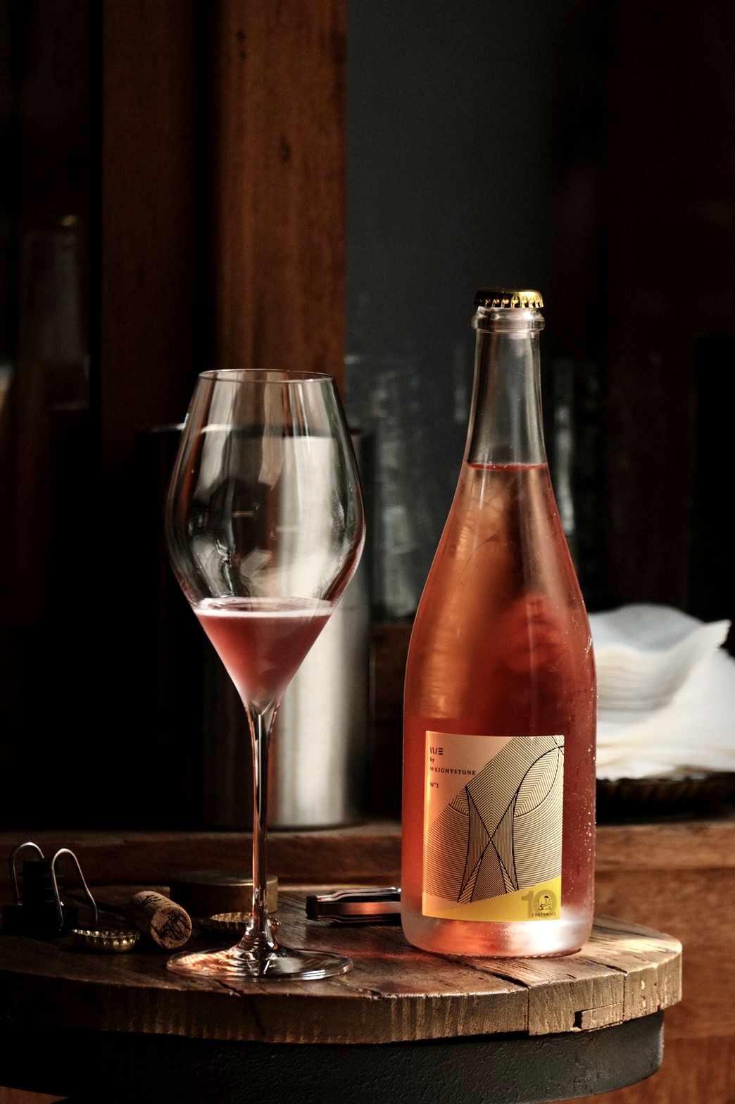 「小威石東古法氣泡酒 W°2」添入少量黑后，增加漂亮的酸度。（1,500元／瓶）（Costumice cafe提供）
