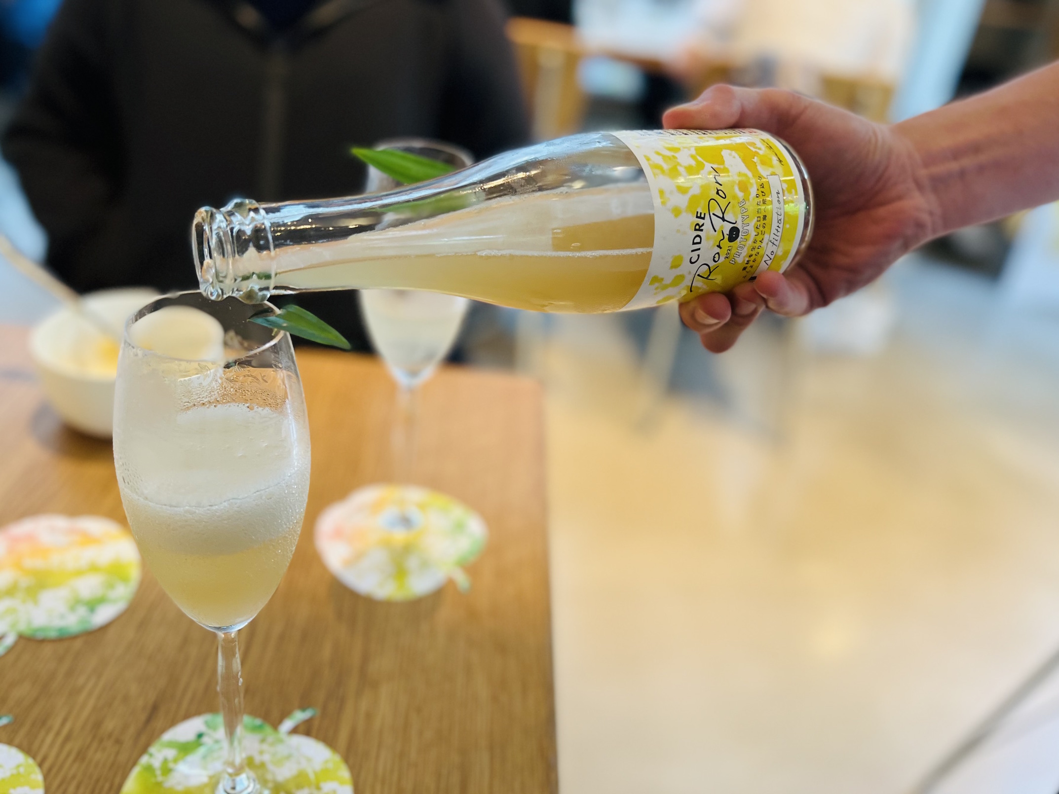 Cider蘋果酒，果泥香氣在氣泡感的襯托下變得爽朗。
