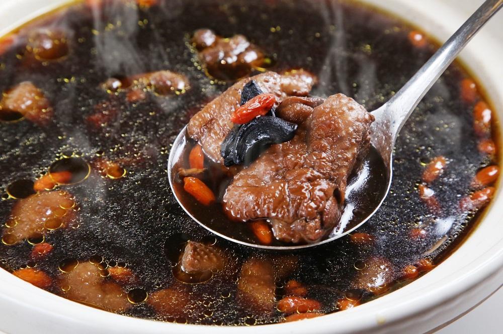 整包將近3公斤的「驅疫抗菌黑蒜頭雞湯」用台灣在地的發酵黑蒜搭配玉米雞煲湯，甘醇養生。（1,880元／包，點水樓提供）