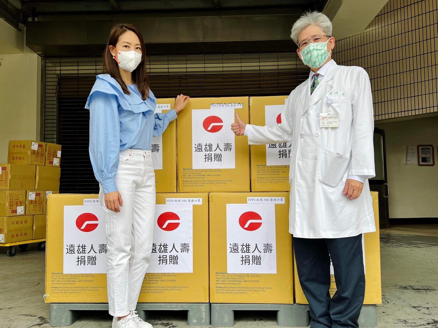 賈永婕今到榮總送N95口罩,右為榮總副院長侯明志。(賈永婕提供)