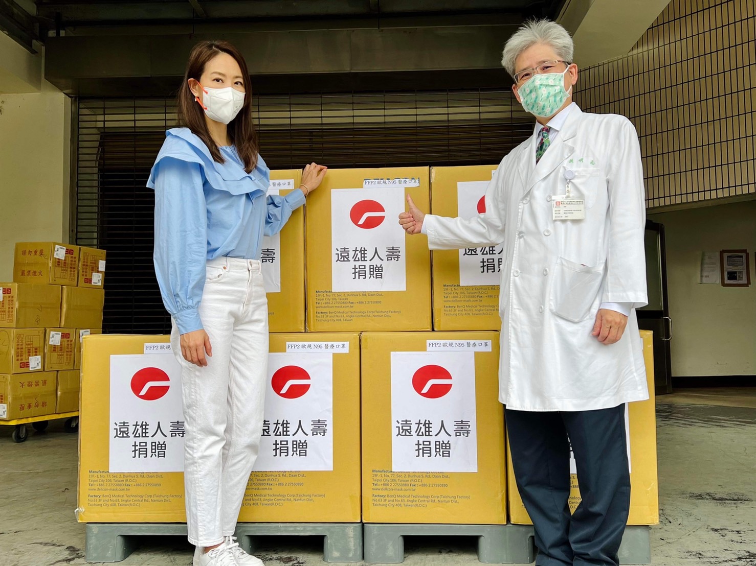 賈永婕今到榮總送N95口罩,右為榮總副院長侯明志。(賈永婕提供)