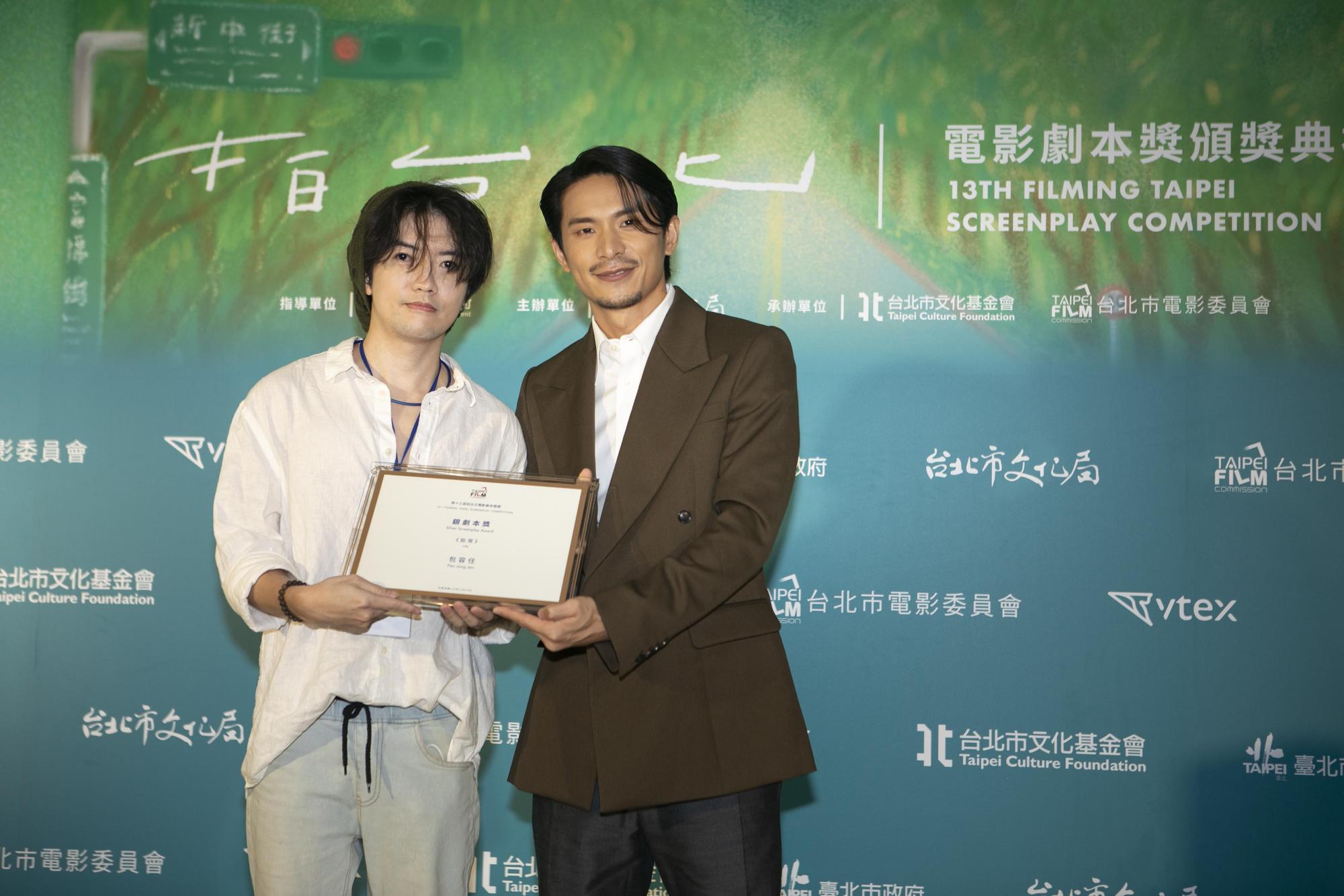上屆銀獎得主包容任希望頒獎給他的姚淳耀與另一位評審莊凱勛，能演出他用5天寫下自身家庭故事的劇本。（台北市影委會提供）