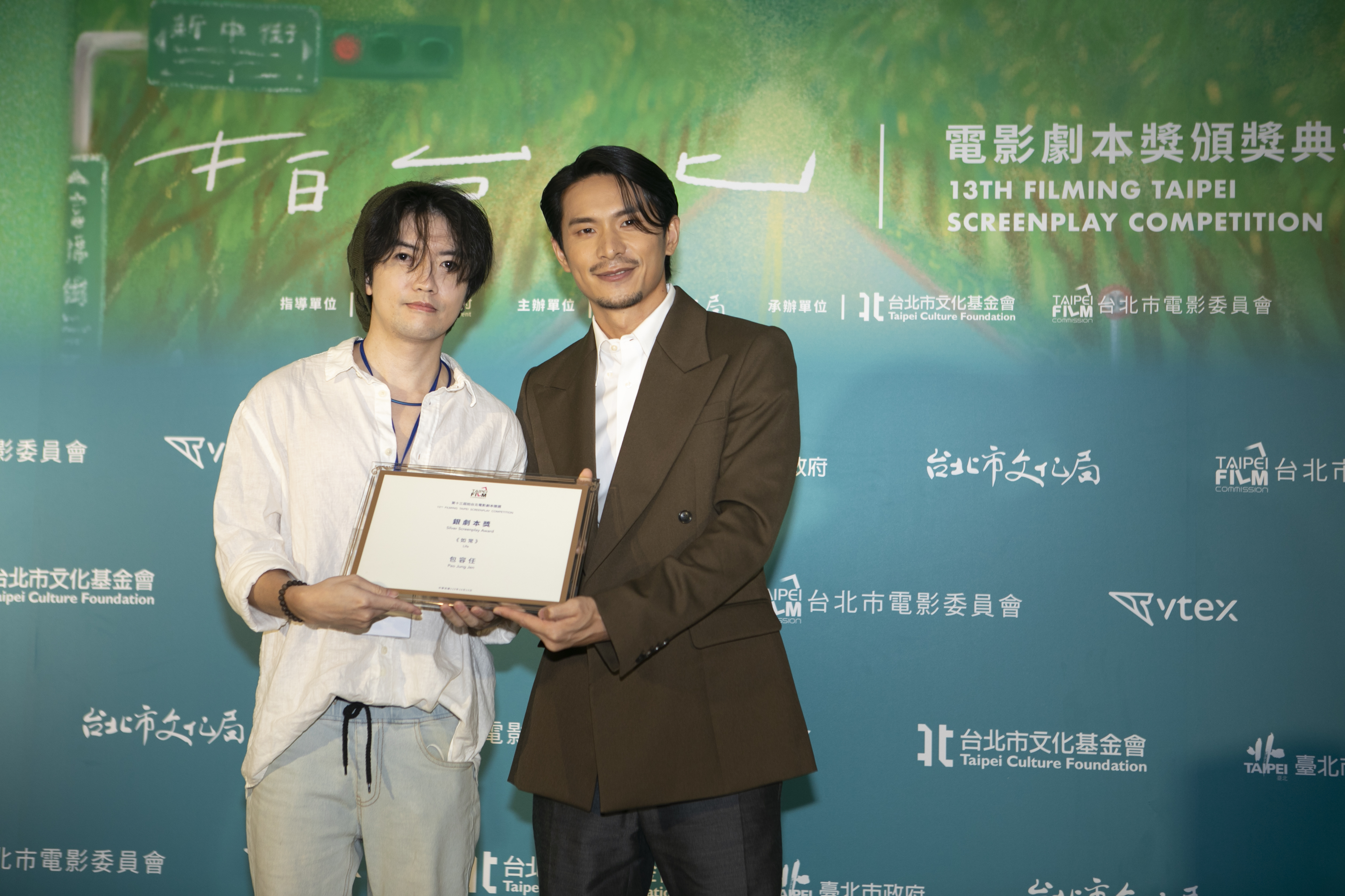 上屆銀獎得主包容任希望頒獎給他的姚淳耀與另一位評審莊凱勛，能演出他用5天寫下自身家庭故事的劇本。（台北市影委會提供）