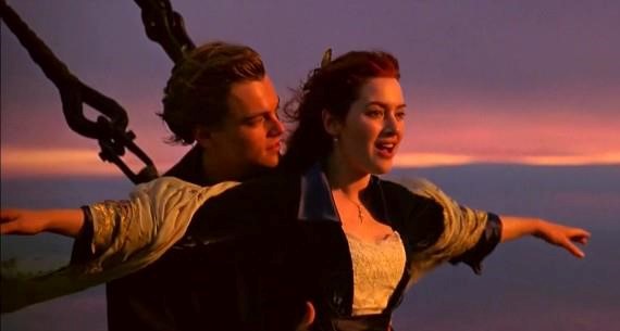 土耳其一對情侶仿效《鐵達尼號》經典浪漫姿勢，導致失足1喪命。（翻攝自鐵達尼號臉書）