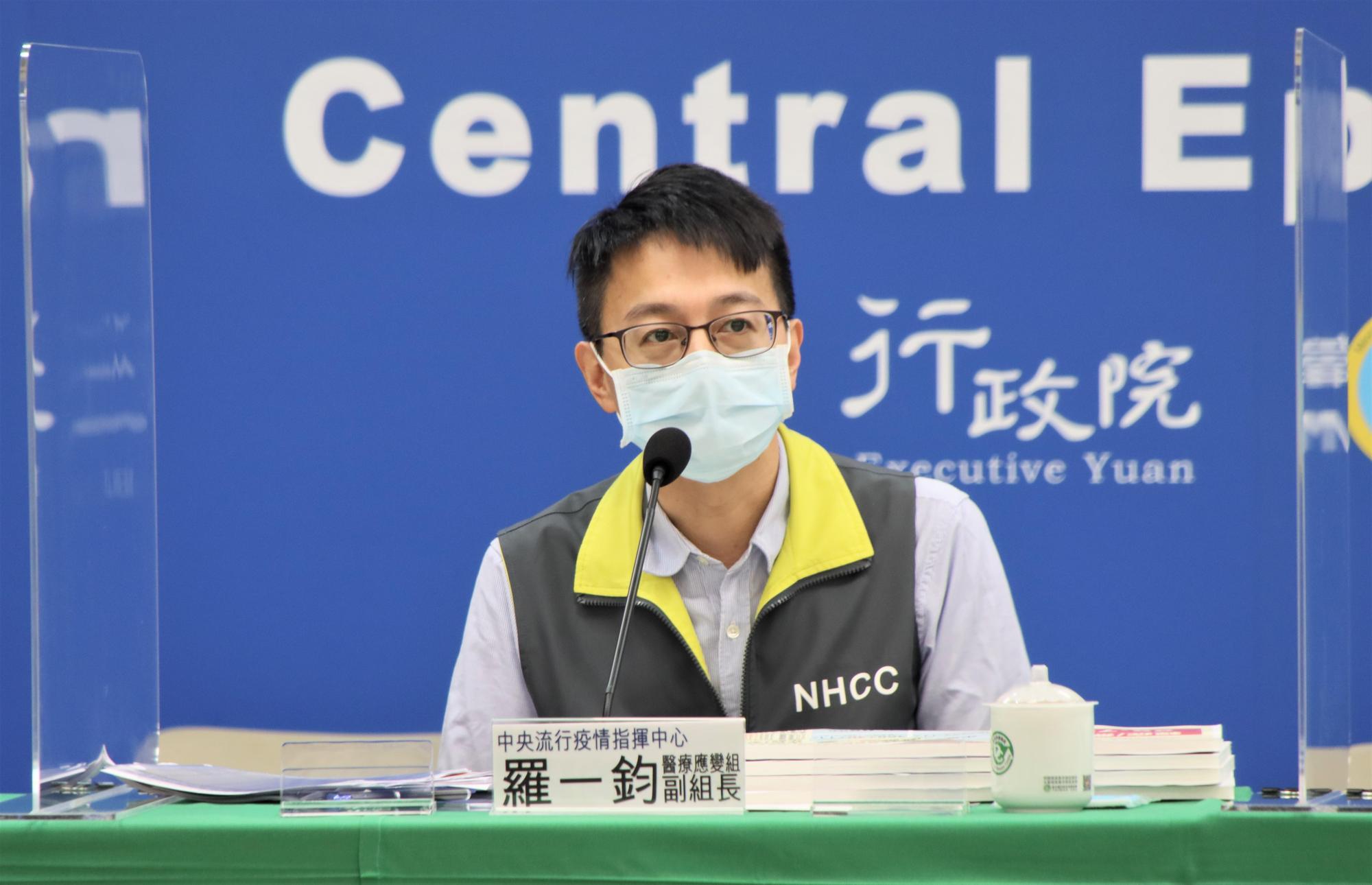 羅一鈞說明醫事、長照機構召回確診人員相關情形。（指揮中心提供）
