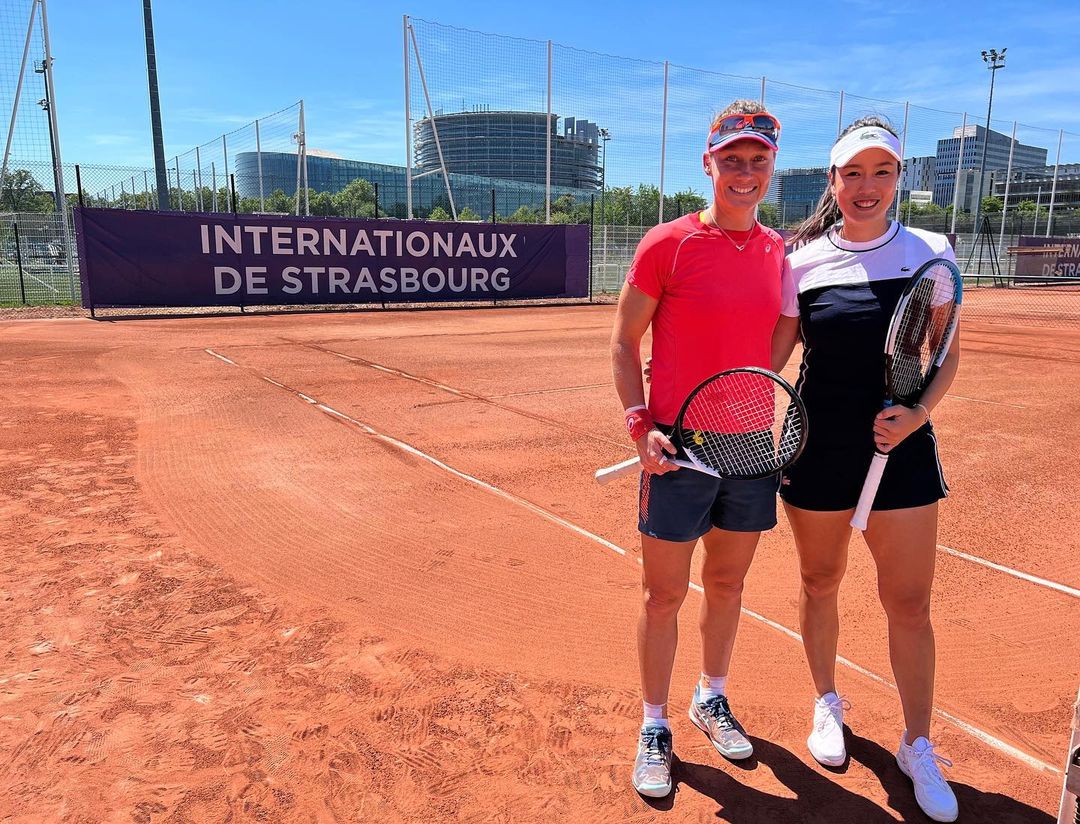 詹詠然（右）搭檔斯托瑟（左）出戰史特拉斯堡女網賽，可惜第一輪就出局。（翻攝詹詠然臉書）