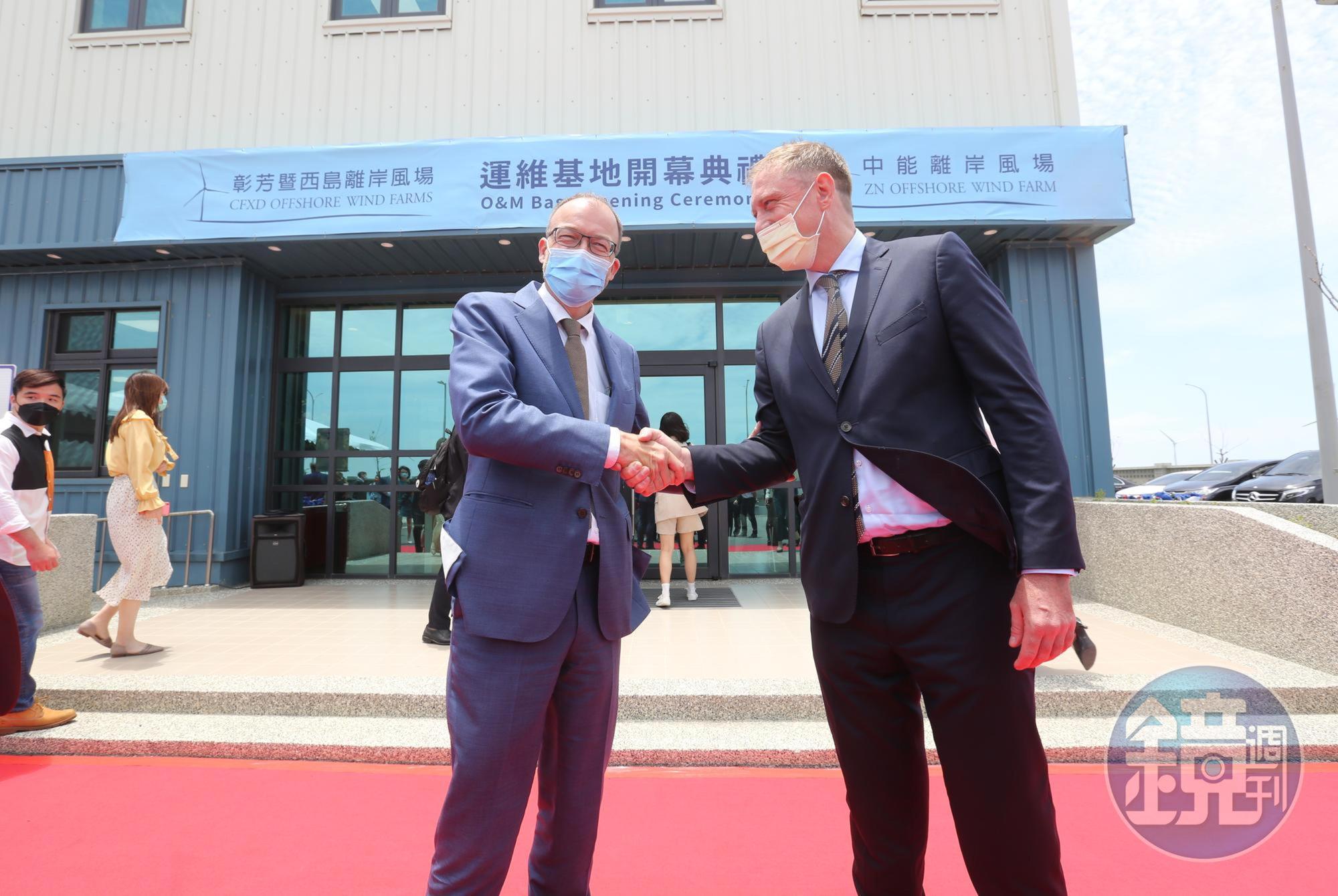 彰芳暨西島離岸風電計畫執行長Dennis Sanou（左）對台灣協力廠商的施工品質表達高度滿意，希望未來彼此仍有繼續合作的機會。