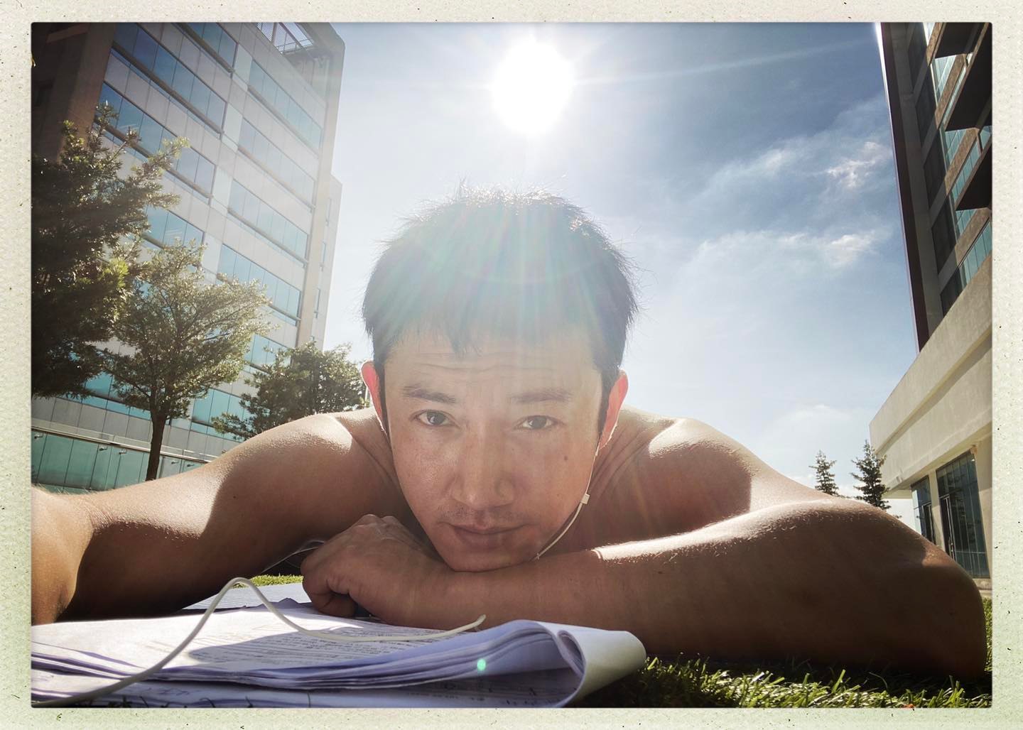 上週吳慷仁也貼出日光浴照，表示不浪費陽光，也不怕曬黑。（翻攝自吳慷仁臉書）