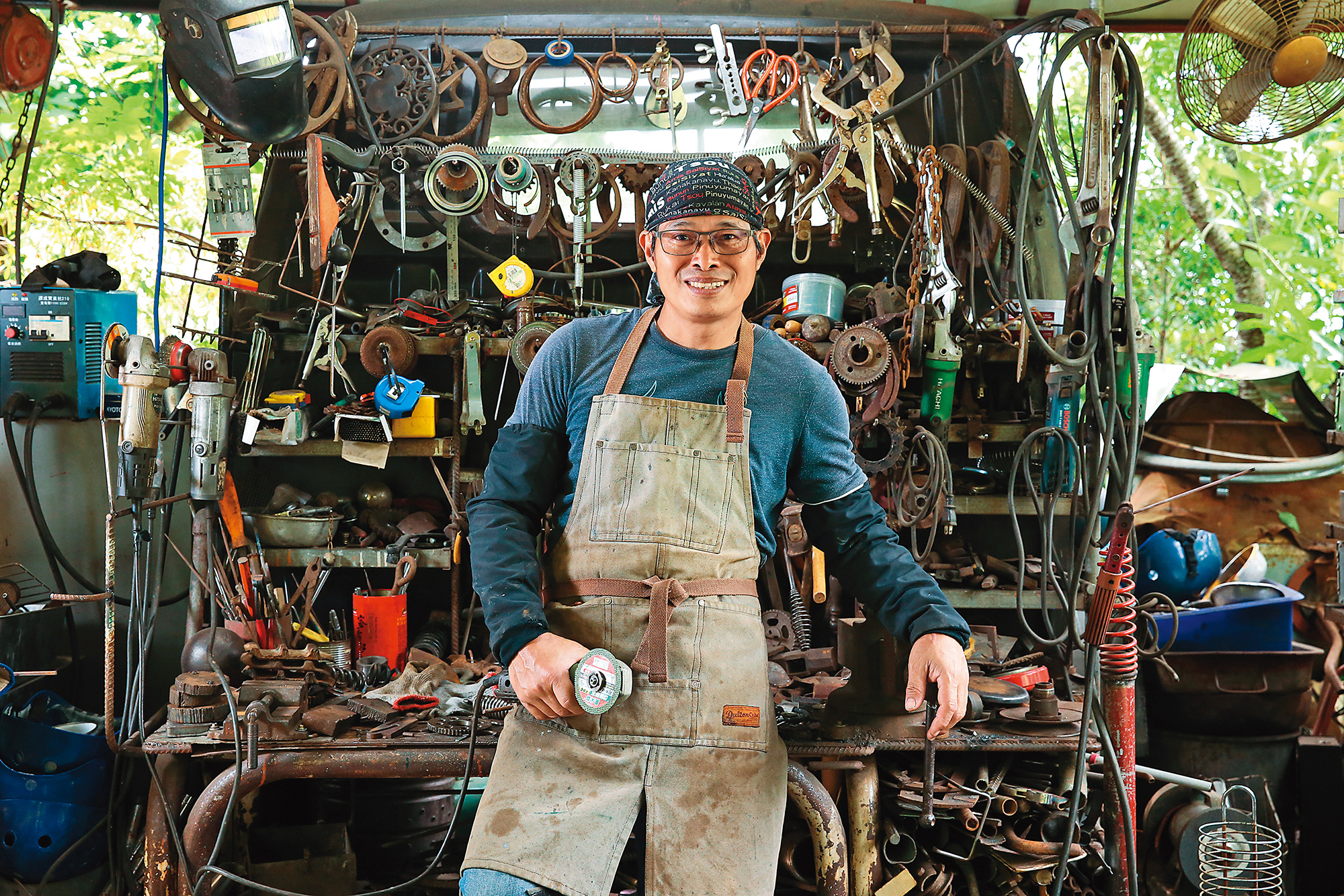 藝術家潘守誠在台中桃山部落裡，打造了一座以鐵器裝置藝術為主題的山中藝廊。