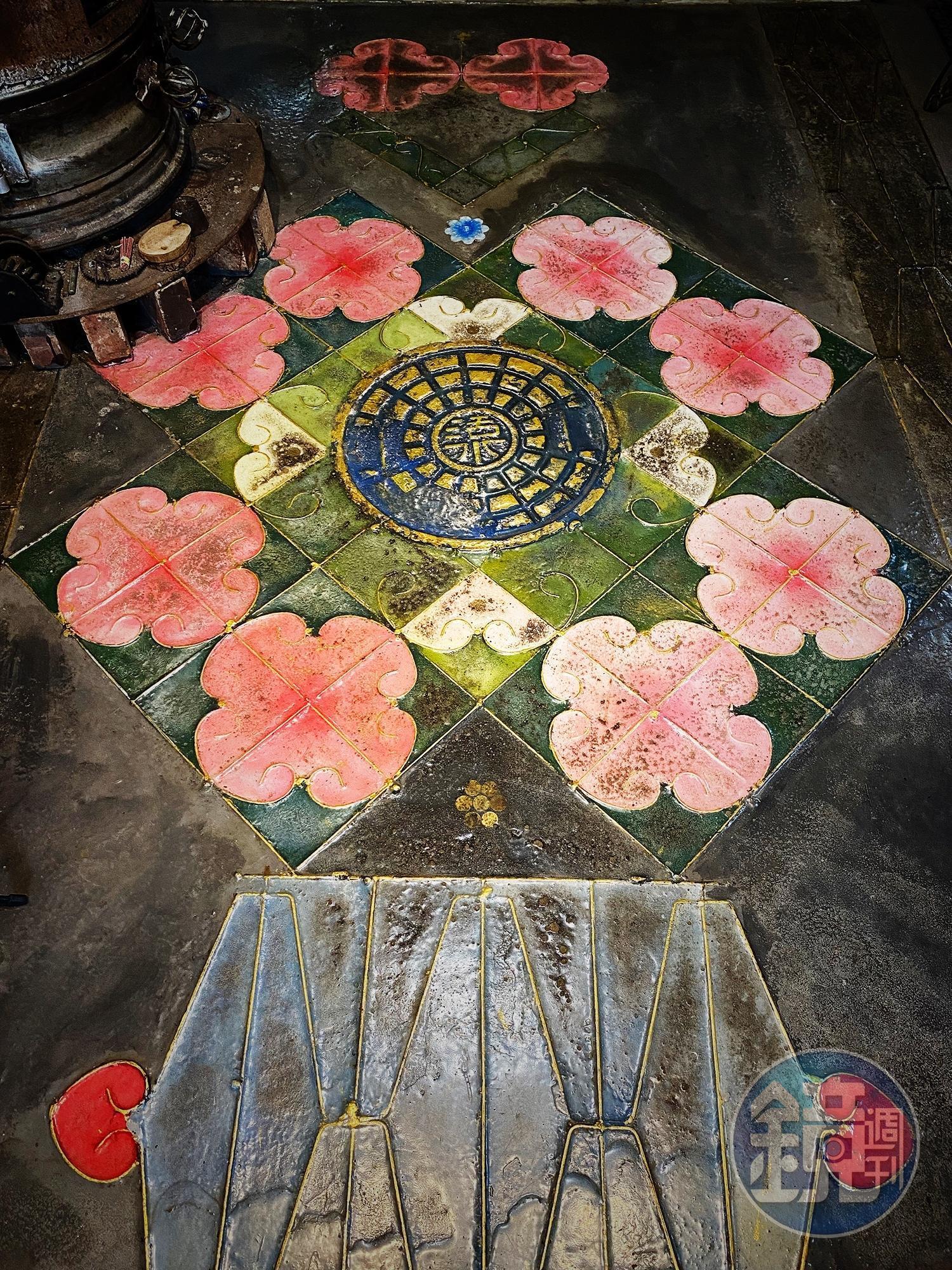 地板上鑲嵌五毛錢銅板製作的花朵彩繪，被客人稱作「有錢花」，也是潘守誠在與太太交往時答應的承諾。