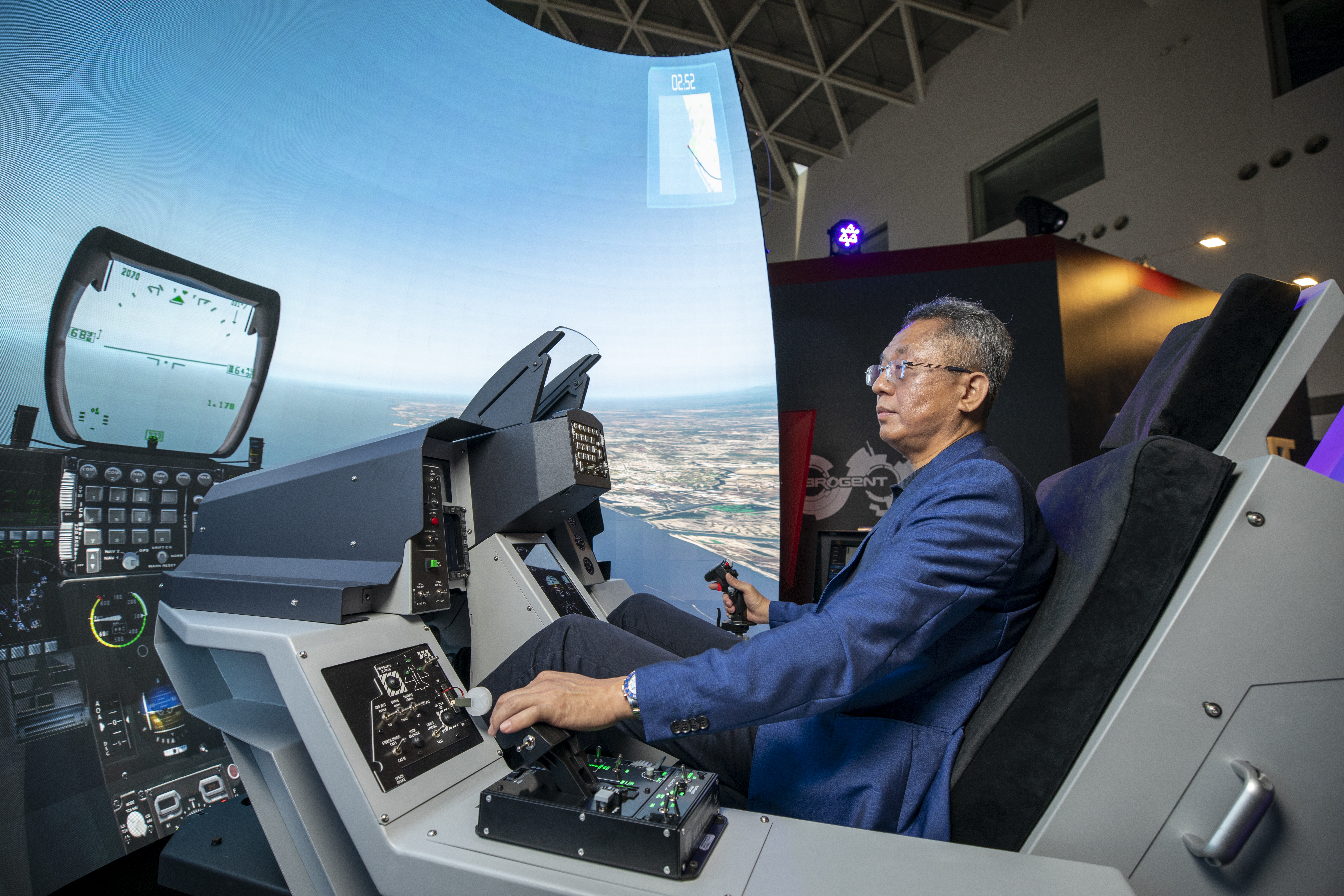 智崴與友達攜手合作打造4K LED沉浸式球型飛行模擬艙，也首次在高雄亮相，智崴董事長歐陽志宏小試身手。