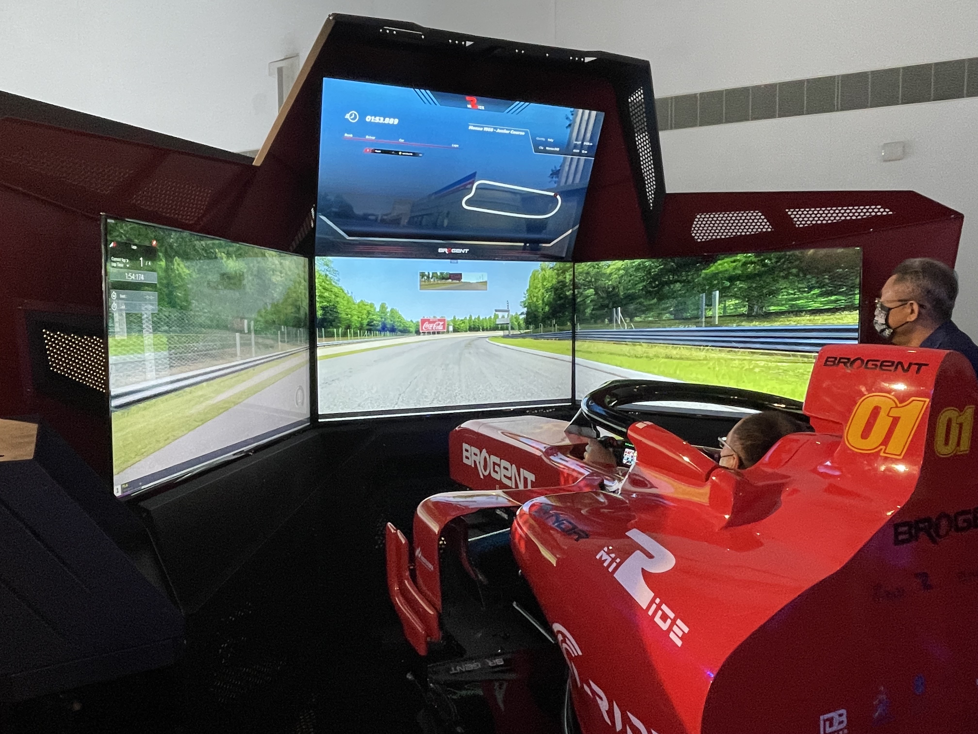 F1賽車模擬器搭配線上最熱門賽車模擬遊戲Assetto Corsa，讓玩家化身為F1賽車手，體驗賽道上奔馳快感。