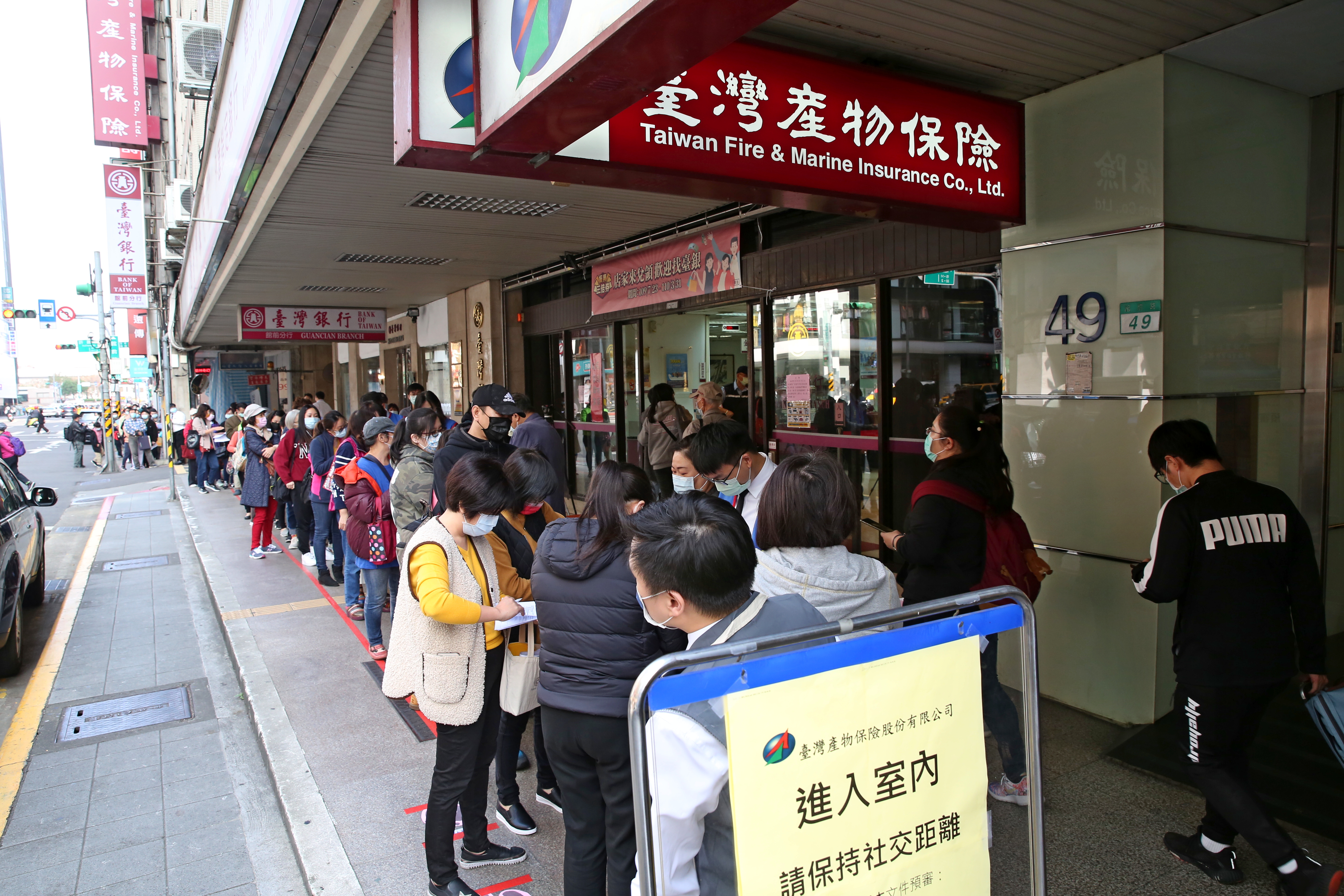 防疫險核保大塞車，有1月送件的到現在保單都還沒有下來，民眾擔心權益受損。（本刊資料照）