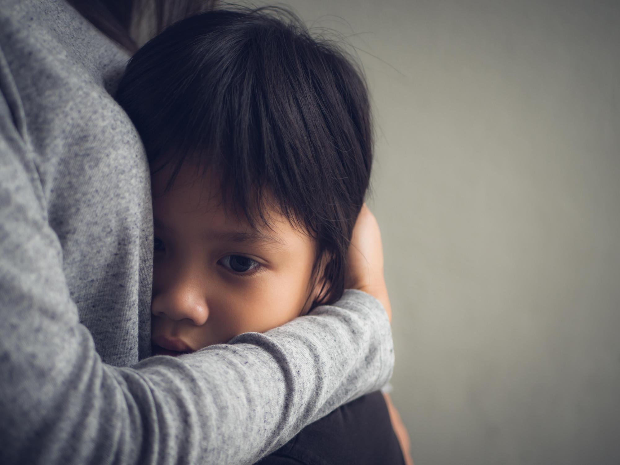 桃園一名8歲女童積欠健保費遭移送，健保署隨後協助全數繳納，執行人員也募集書籍、童衣，協助女童安心成長。（示意圖，東方IC）
