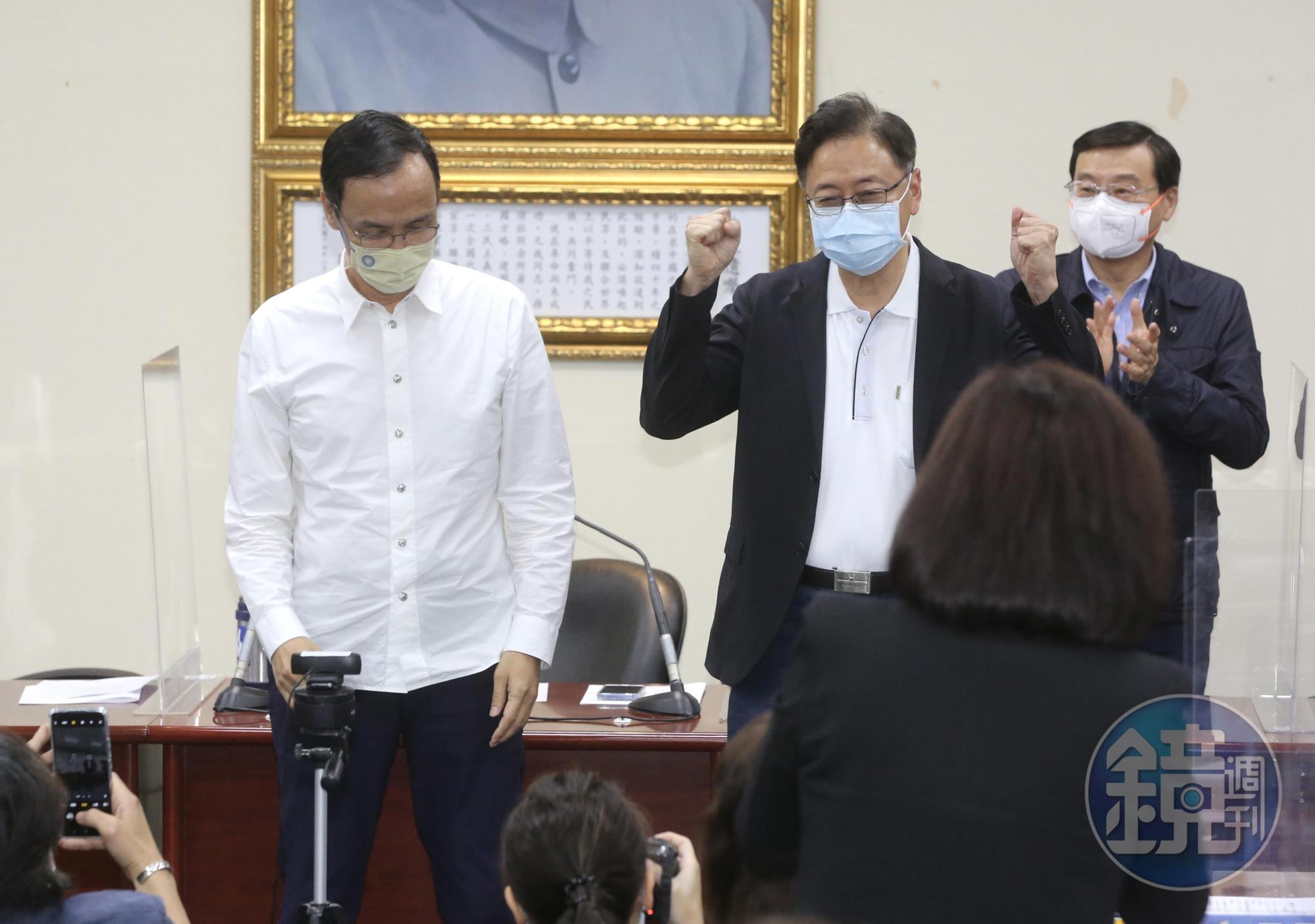 張善政(右)的科技、理工背景,被朱立倫(左)認為是桃園市長的最佳人選。
