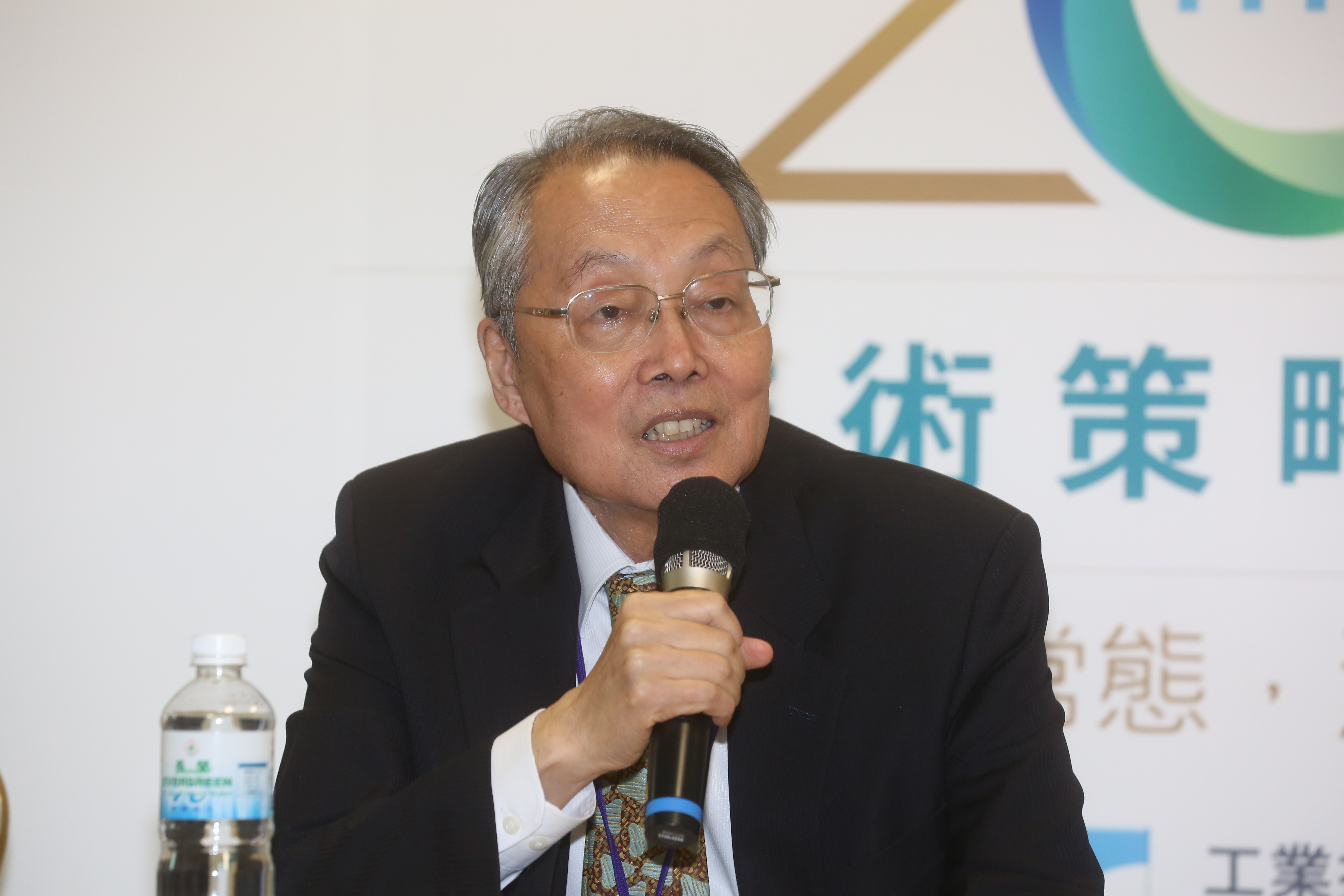 疫情重創NB廠業績，施振榮呼籲企業在逆境中維持好的營運體質。